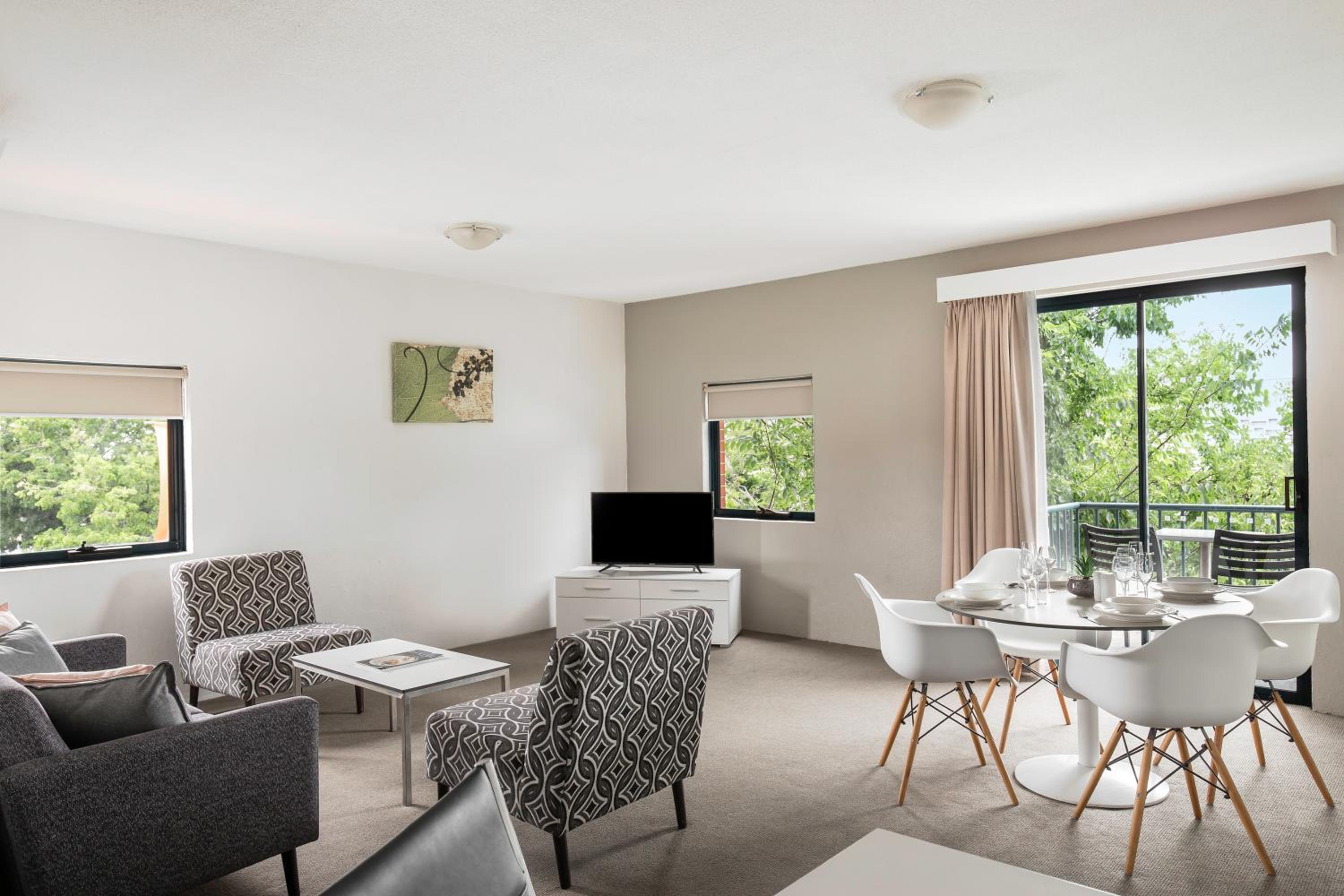 Premium Two-Bedroom Apartment With Two Queen Beds - Photo 1