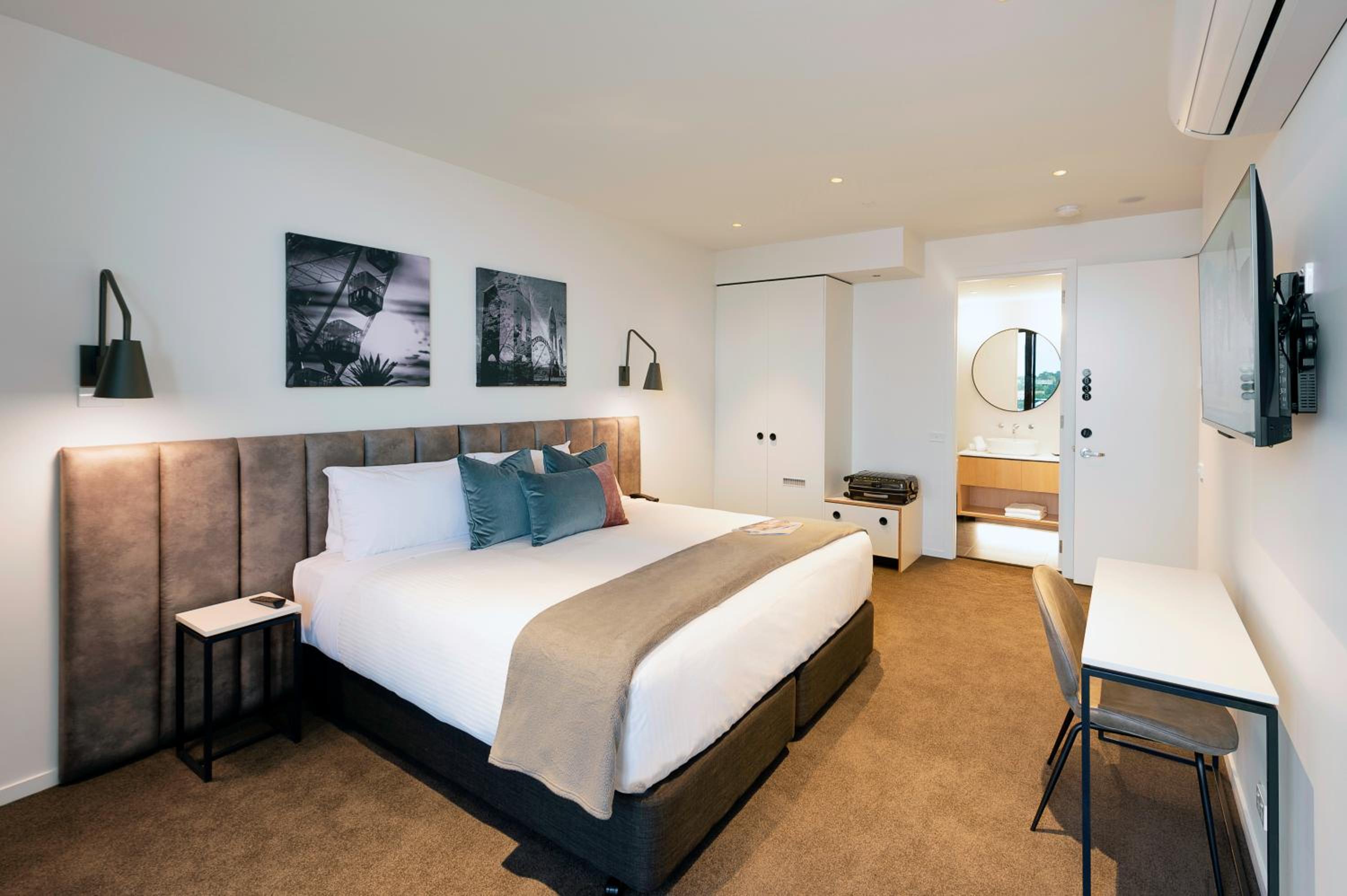Hotel Room  - Photo 4