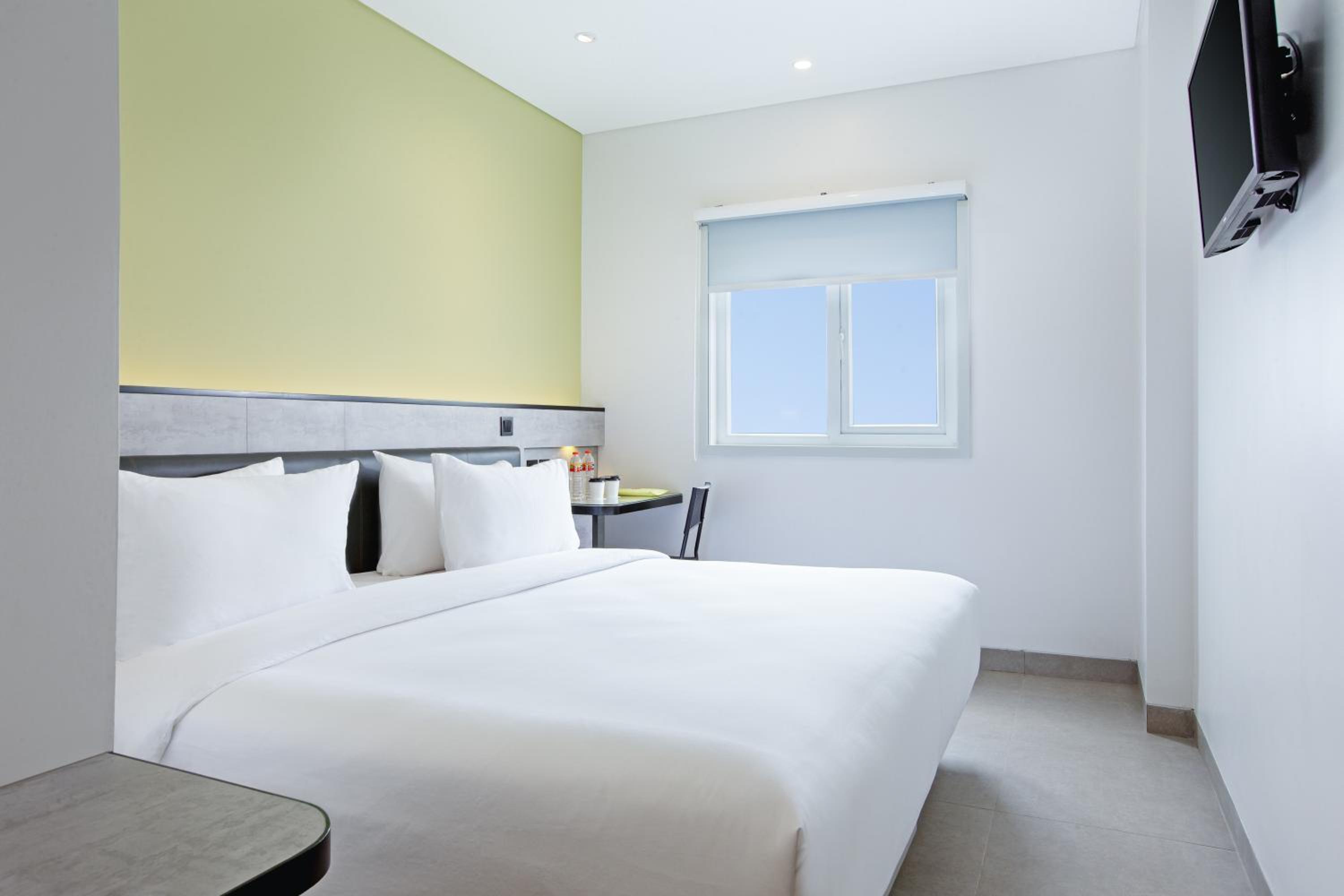 Smart Hollywood Room - Photo 1