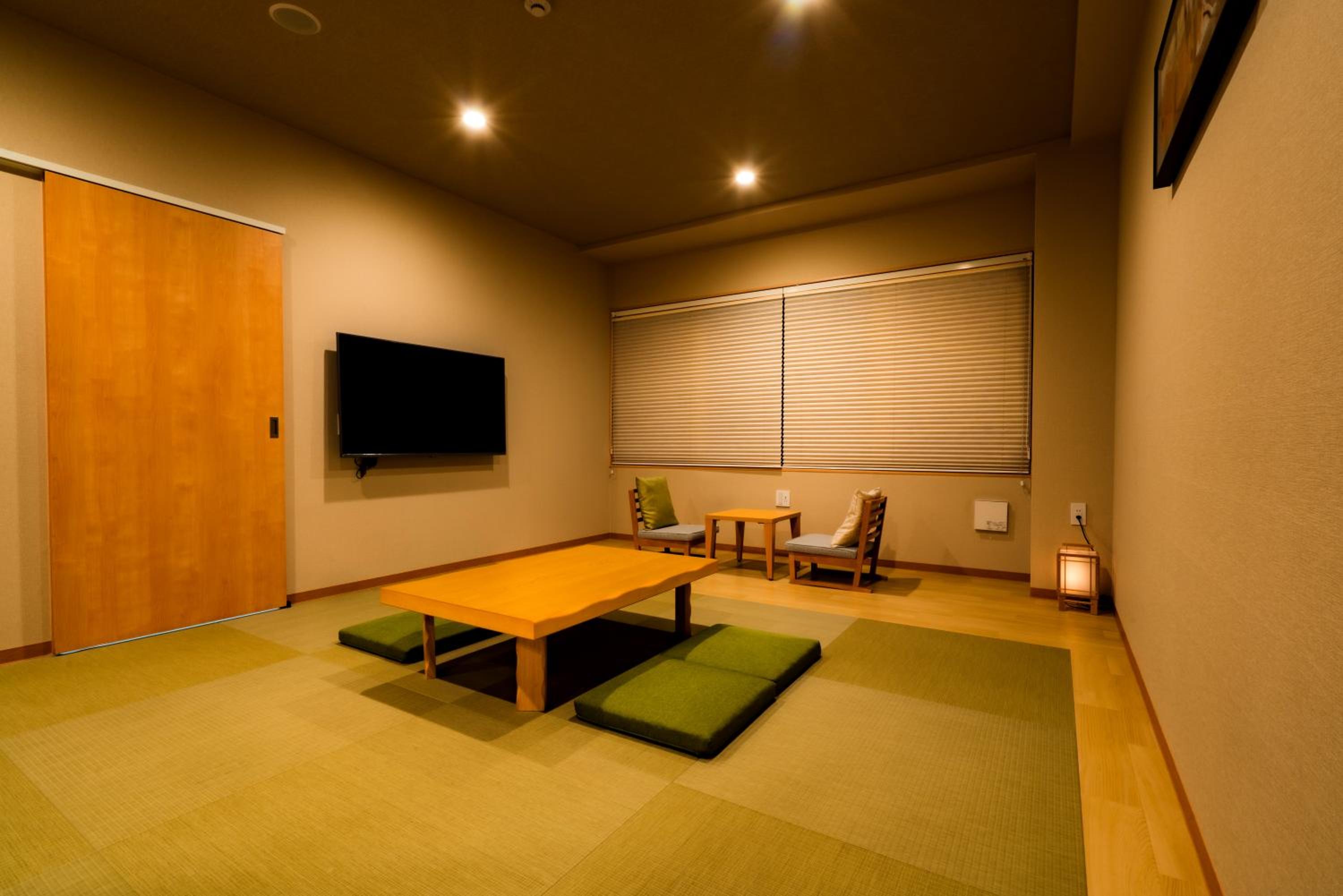 Superior Family Room - Photo 5