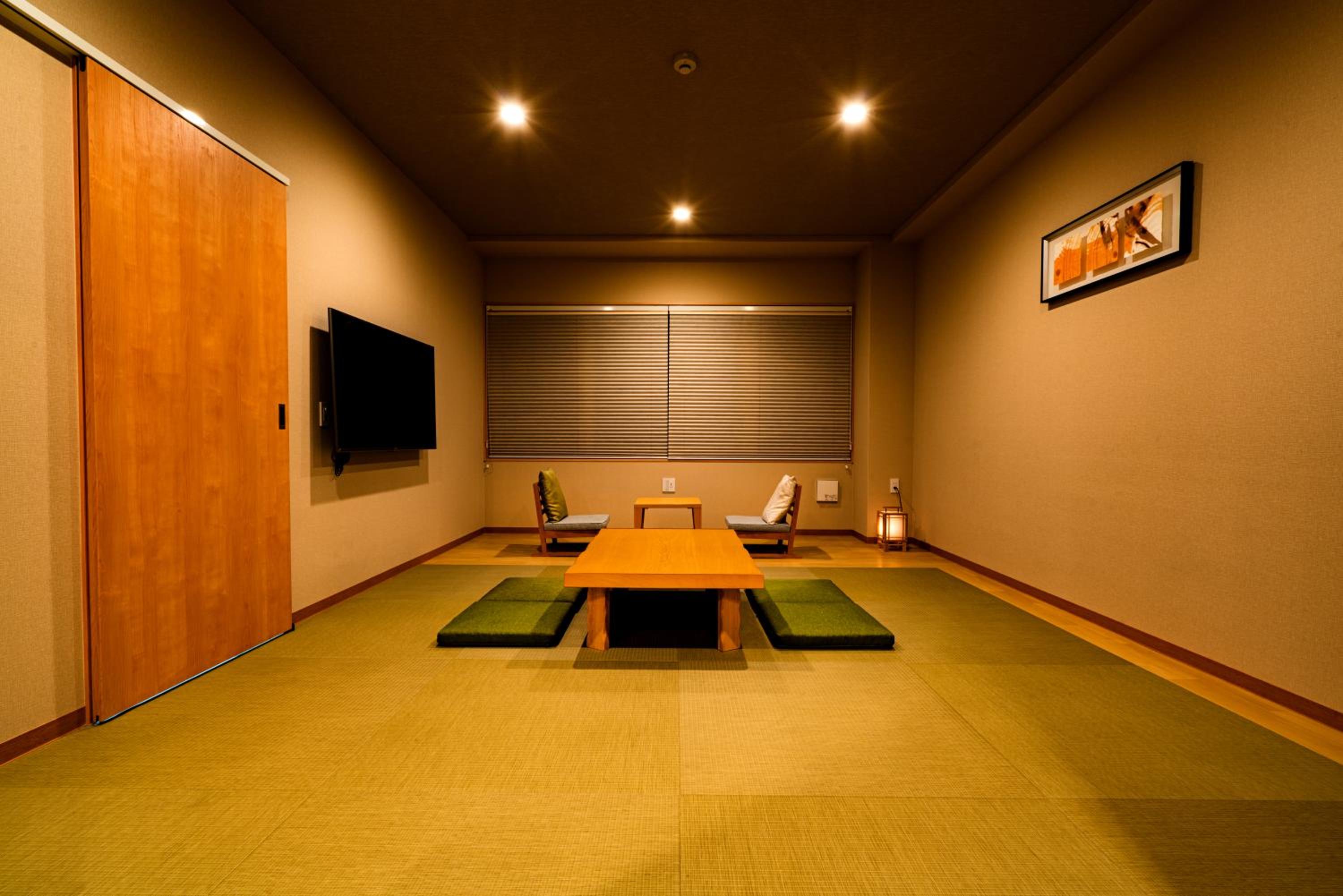 Superior Family Room - Photo 1