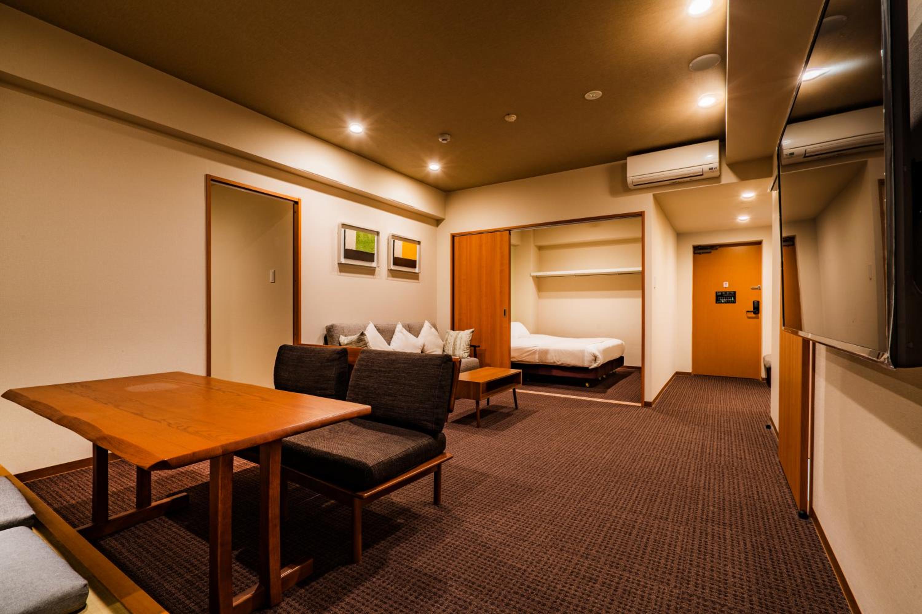 Queen Suite with Spa Bath - Photo 14