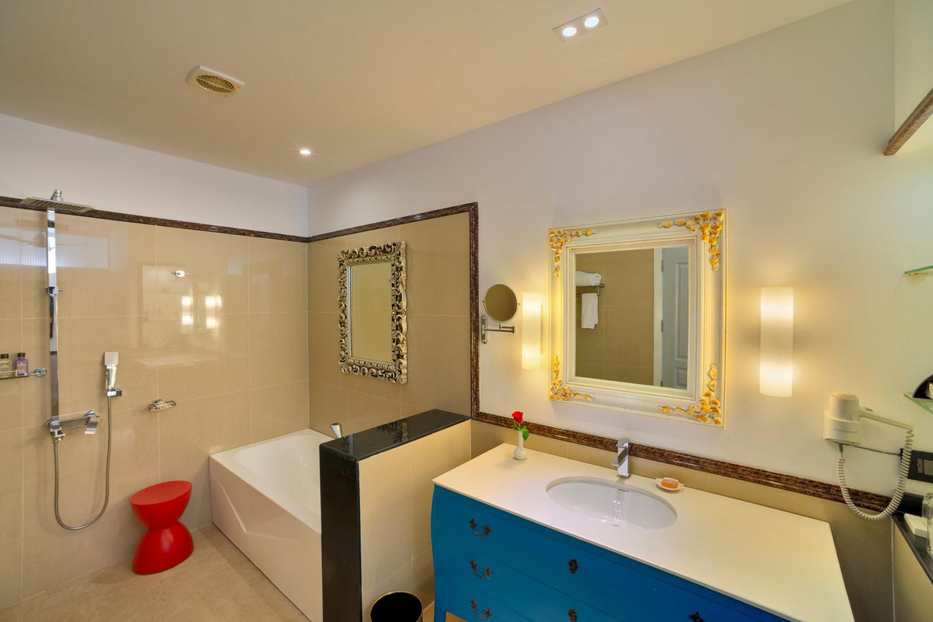 Premium Room King - 10% Discount on Foods & Soft Beverages* | 15% Discounts on Laundry Services* | INR 500 spa credit during your stay on selective Massage services. TnC Apply.* | Free Mini-bar - 2 cans of soft Beverages (Once on Arrival) photo 2