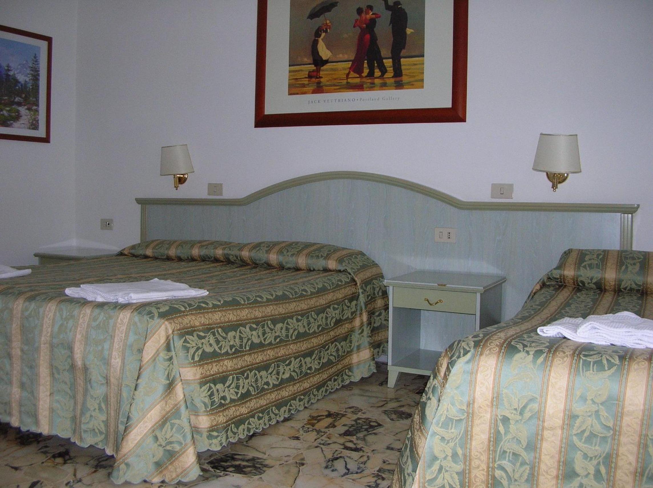 Quadruple Room with Private Bathroom photo 1