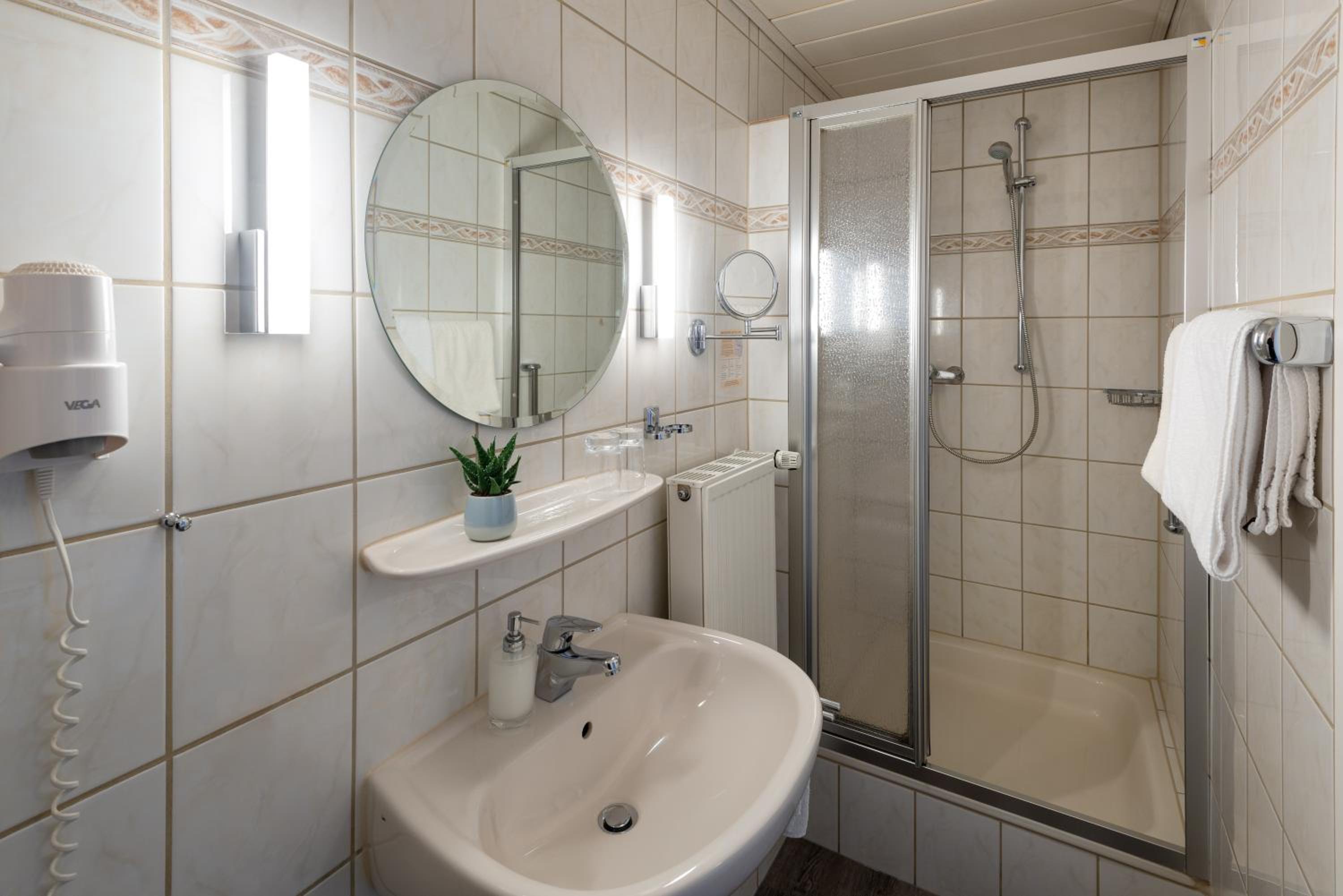Double Room with Balcony - Photo 3