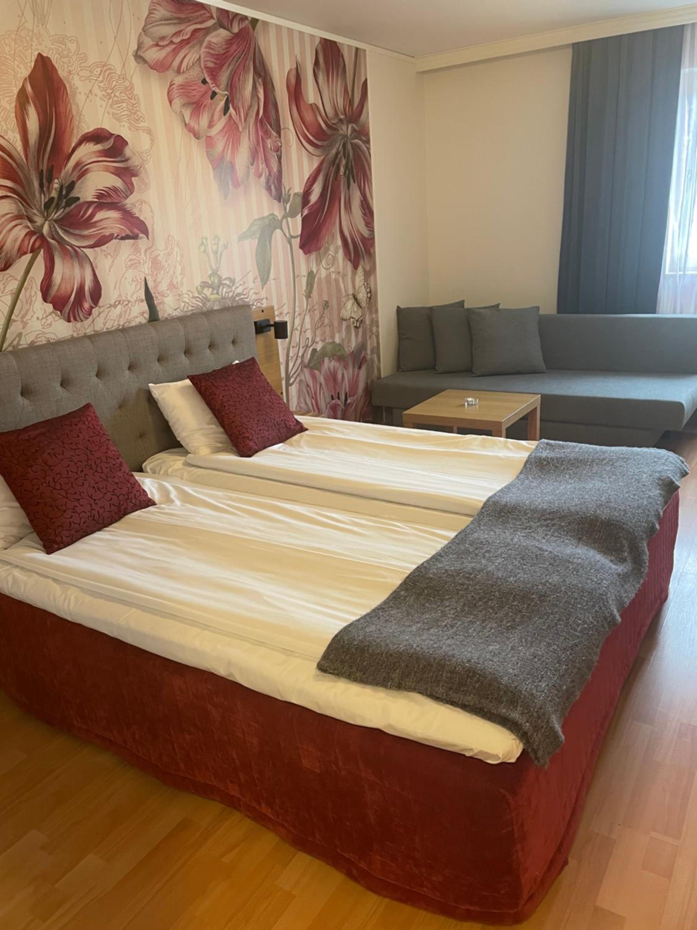 Premium room with sofa - Photo 7