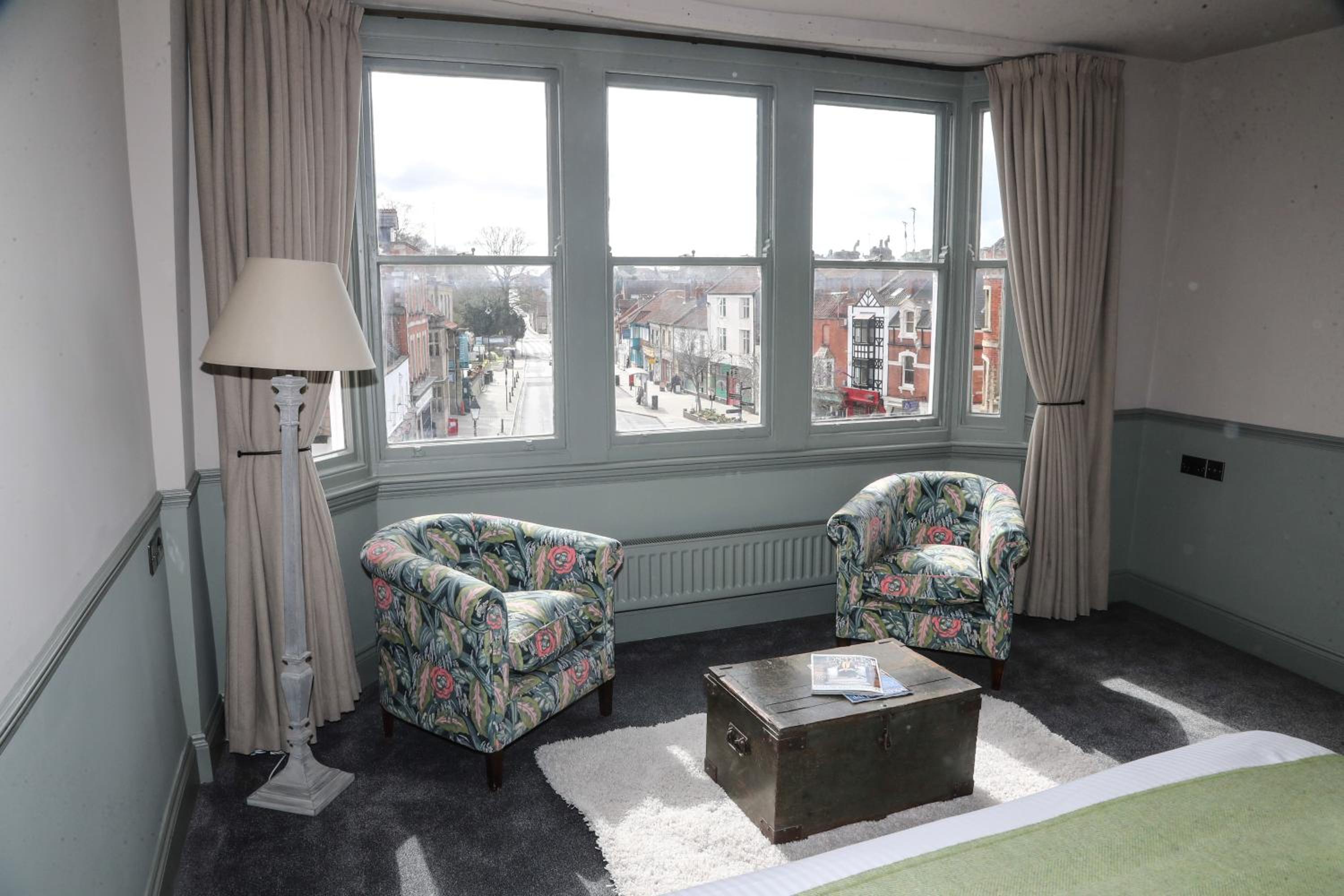 Deluxe King Room - Photo 7