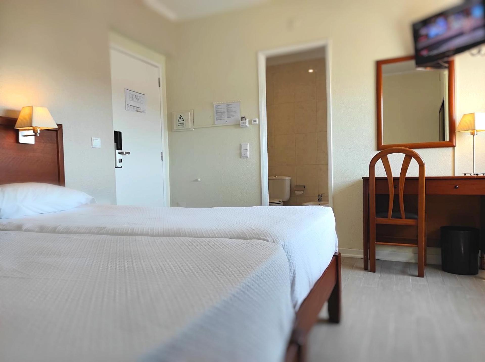 Standard Double or Twin Room - Photo 5