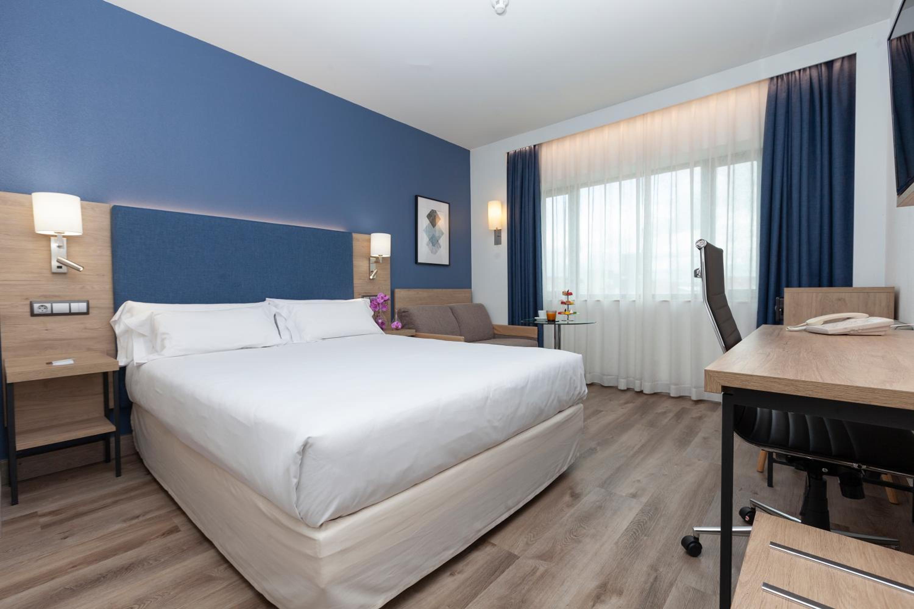 Deluxe Queen Room - Photo 1