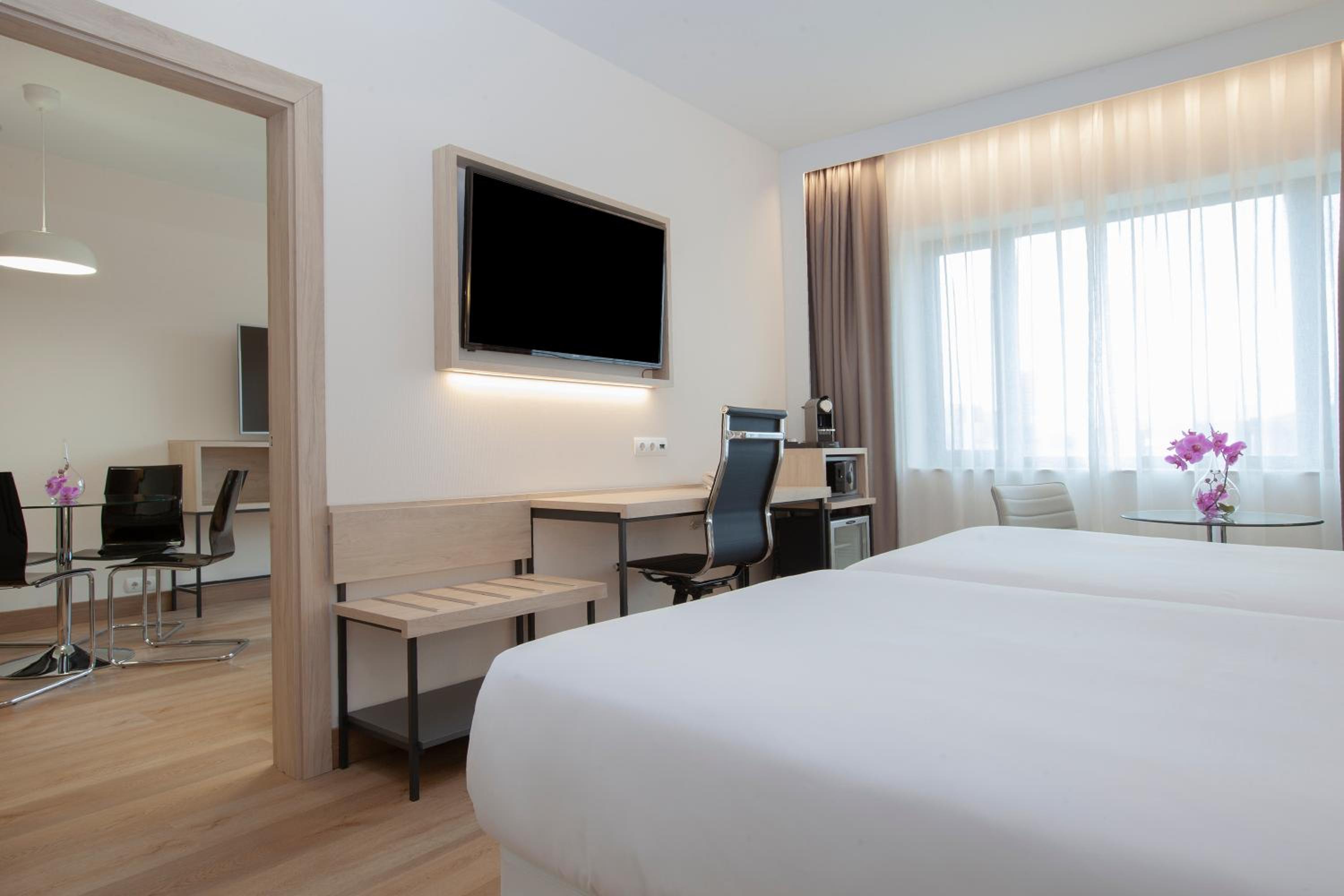 Junior Suite Family Room - Photo 3