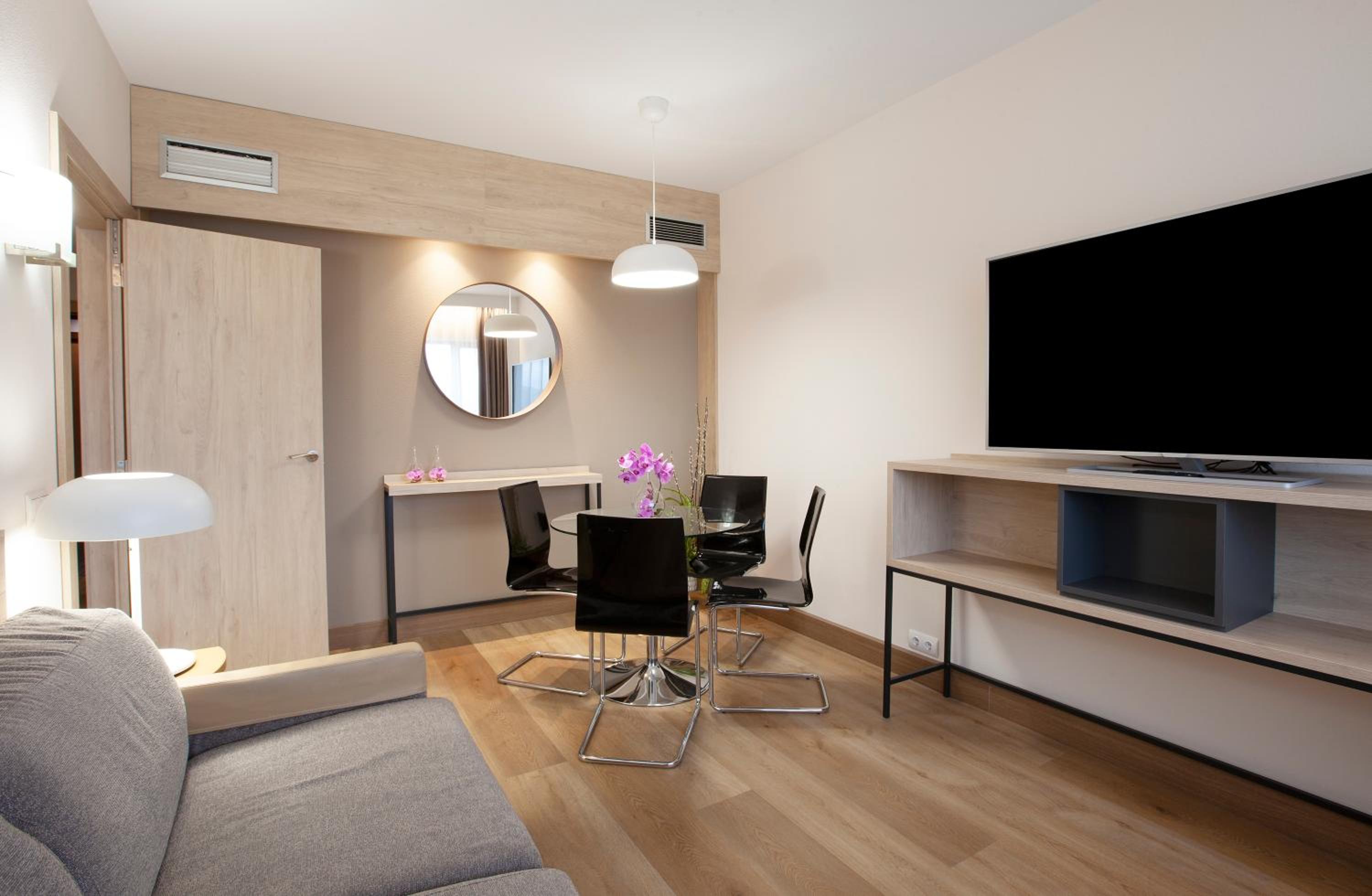 Junior Suite Family Room - Photo 5