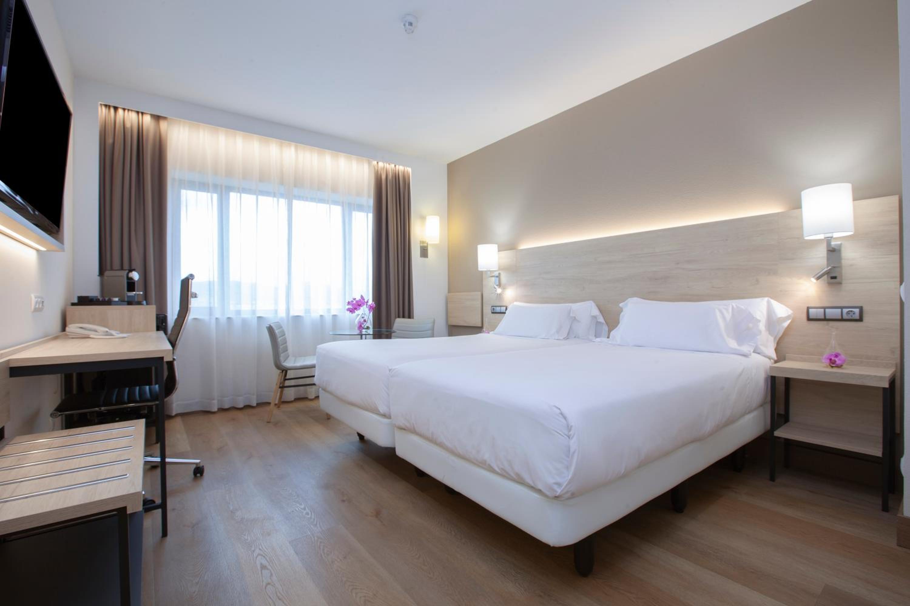Junior Suite Family Room - Photo 1