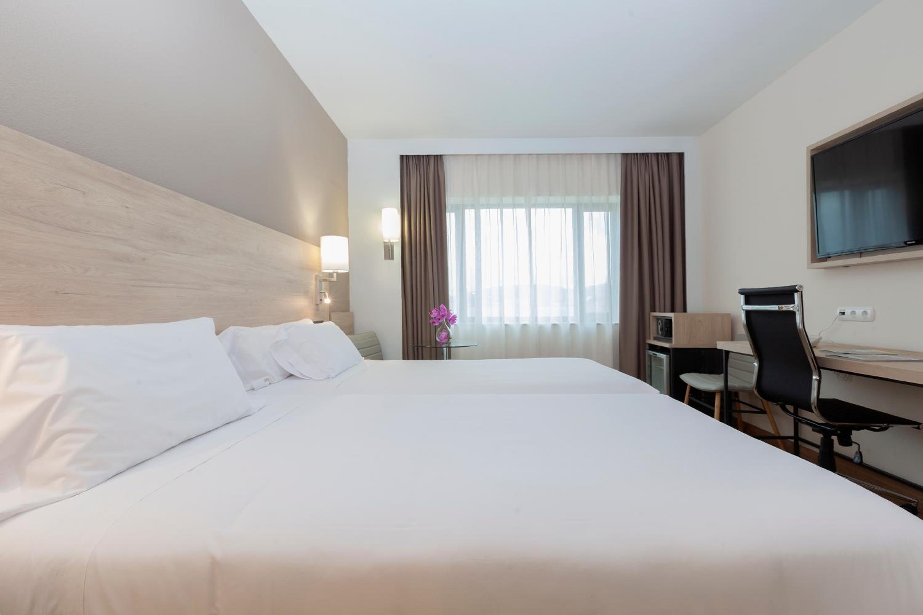 Deluxe Twin Room - Photo 10