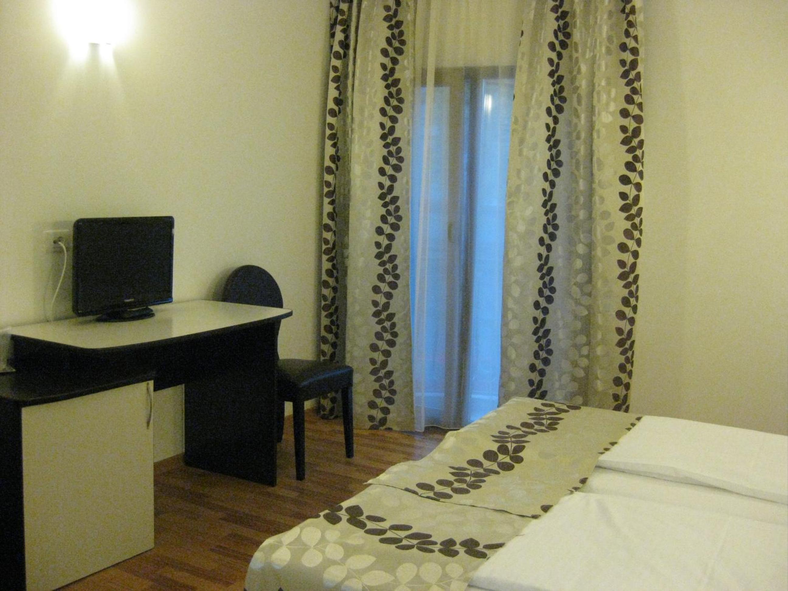 Twin Room - Photo 7