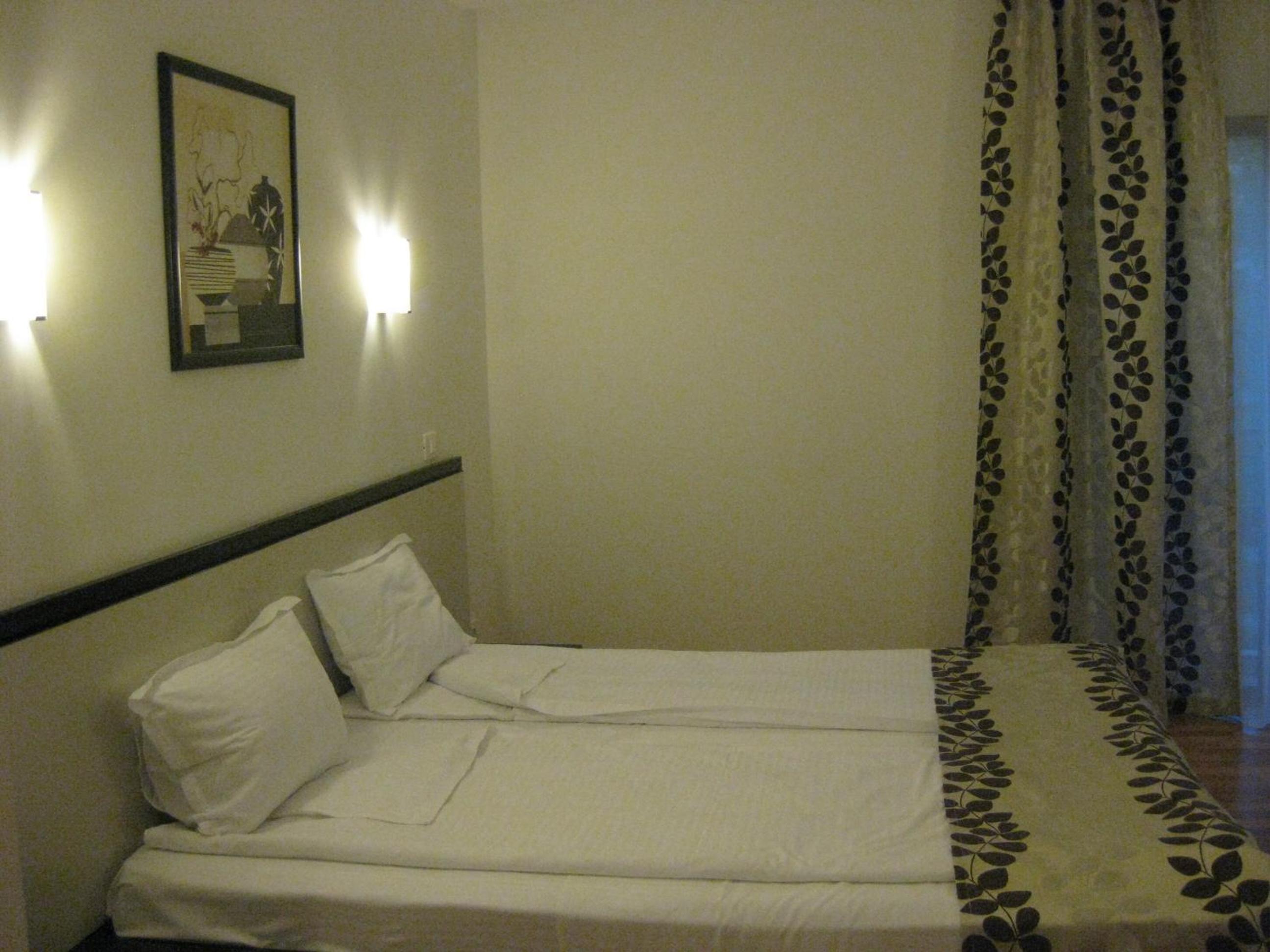 Twin Room - Photo 9