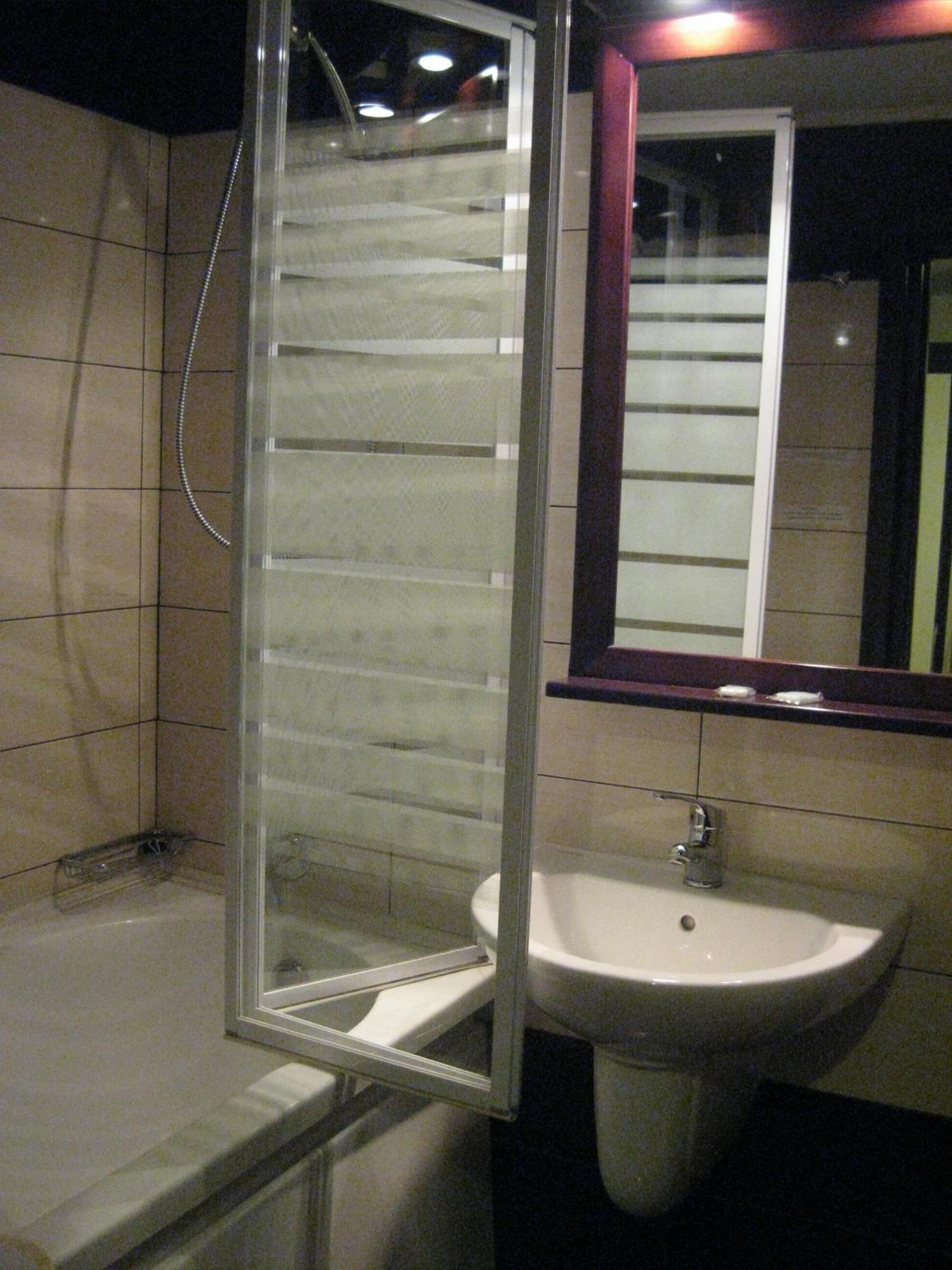 Twin Room - Photo 11