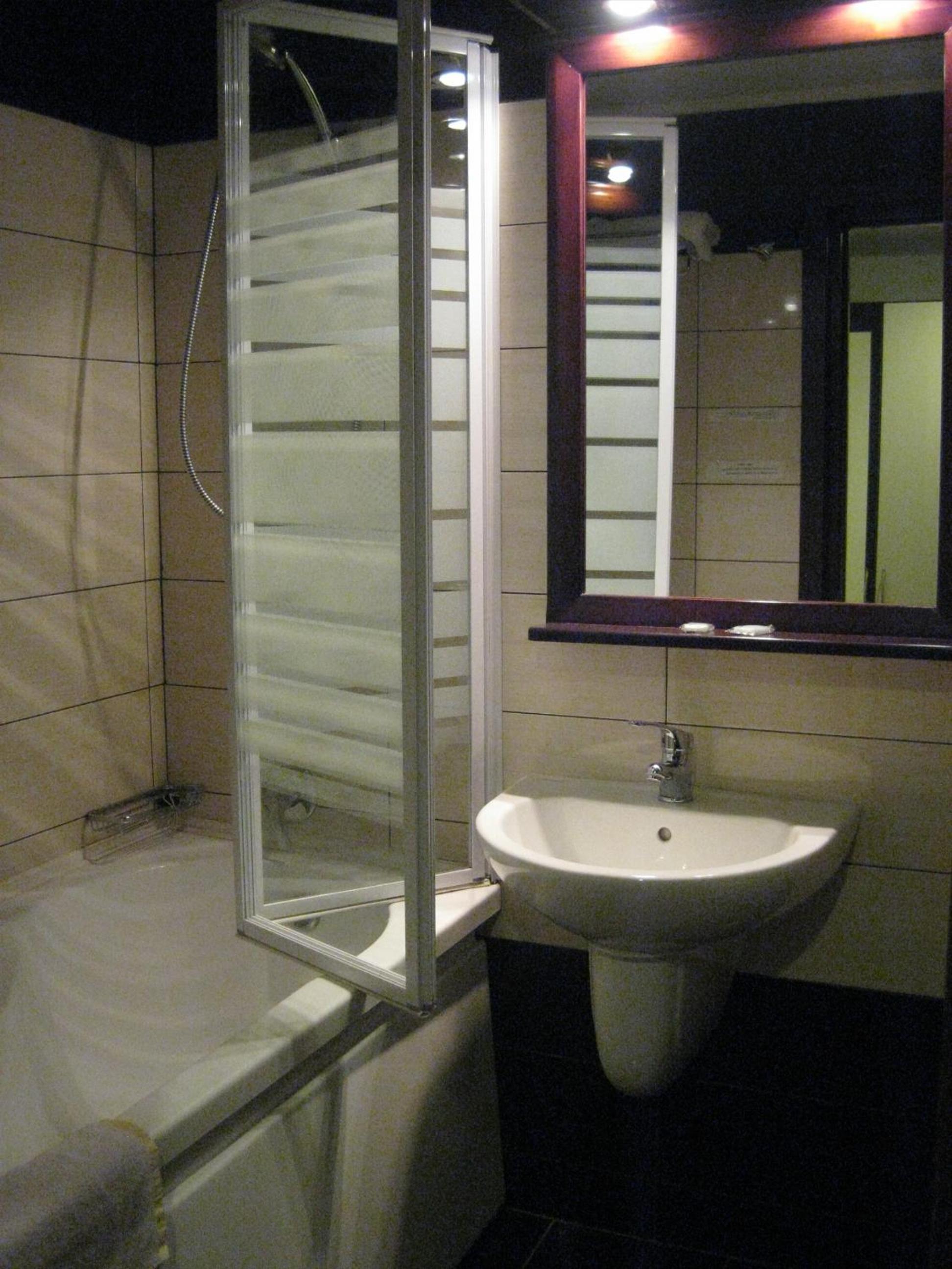 Twin Room - Photo 12