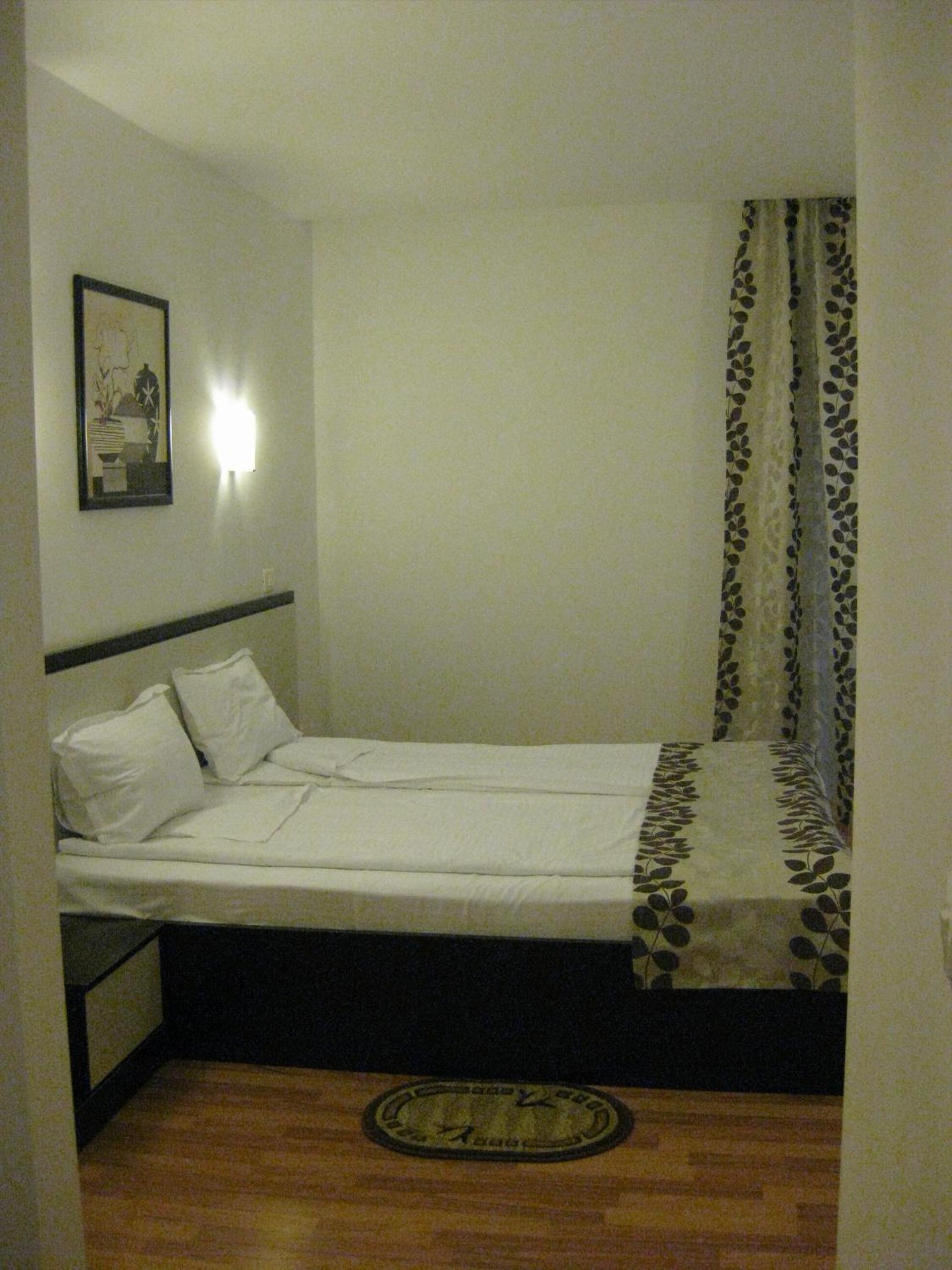 Twin Room - Photo 2