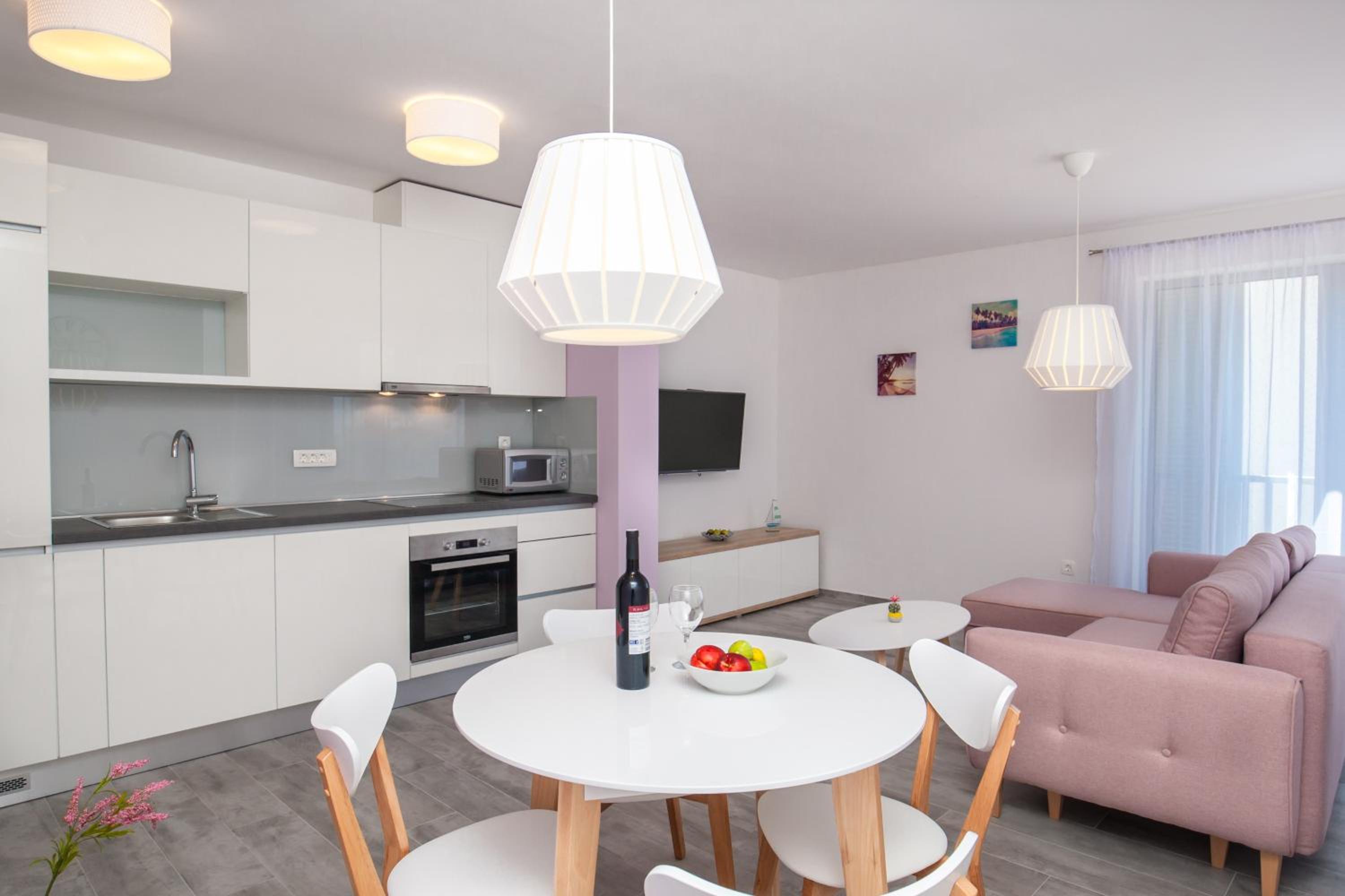Apartamento de un dormitorio con vista parcial al mar.