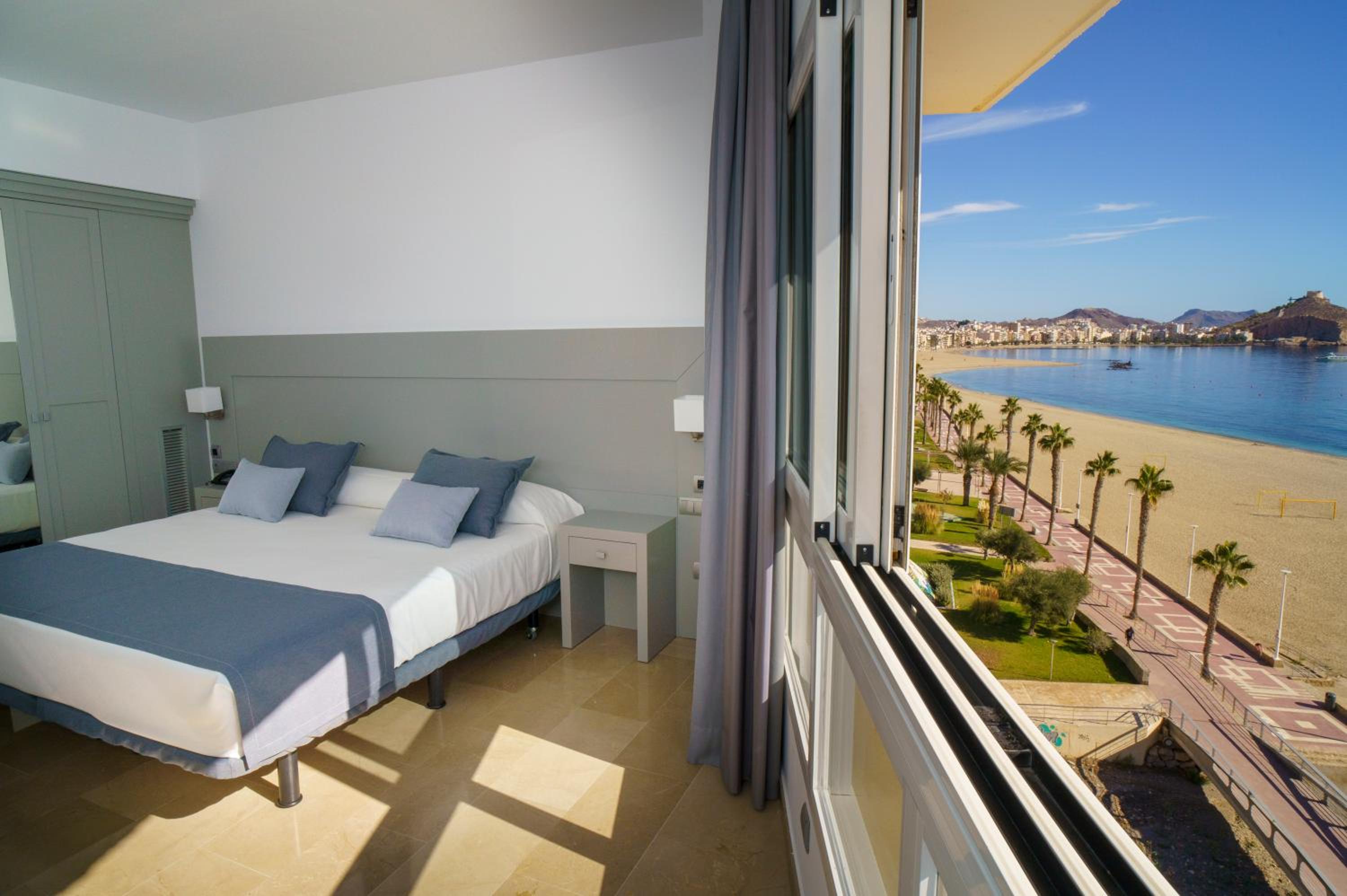 Double Room with Sea View - Photo 4