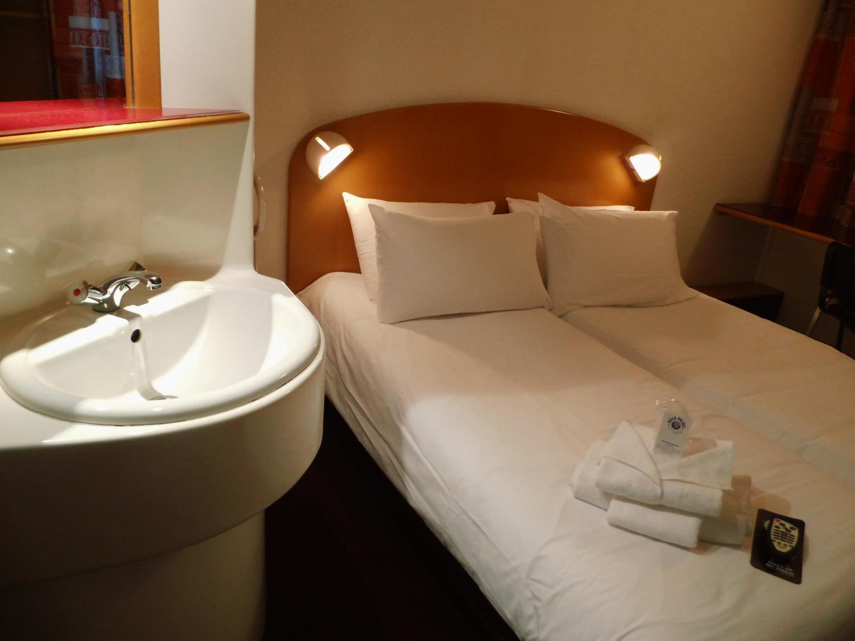 Twin Room - Photo 2