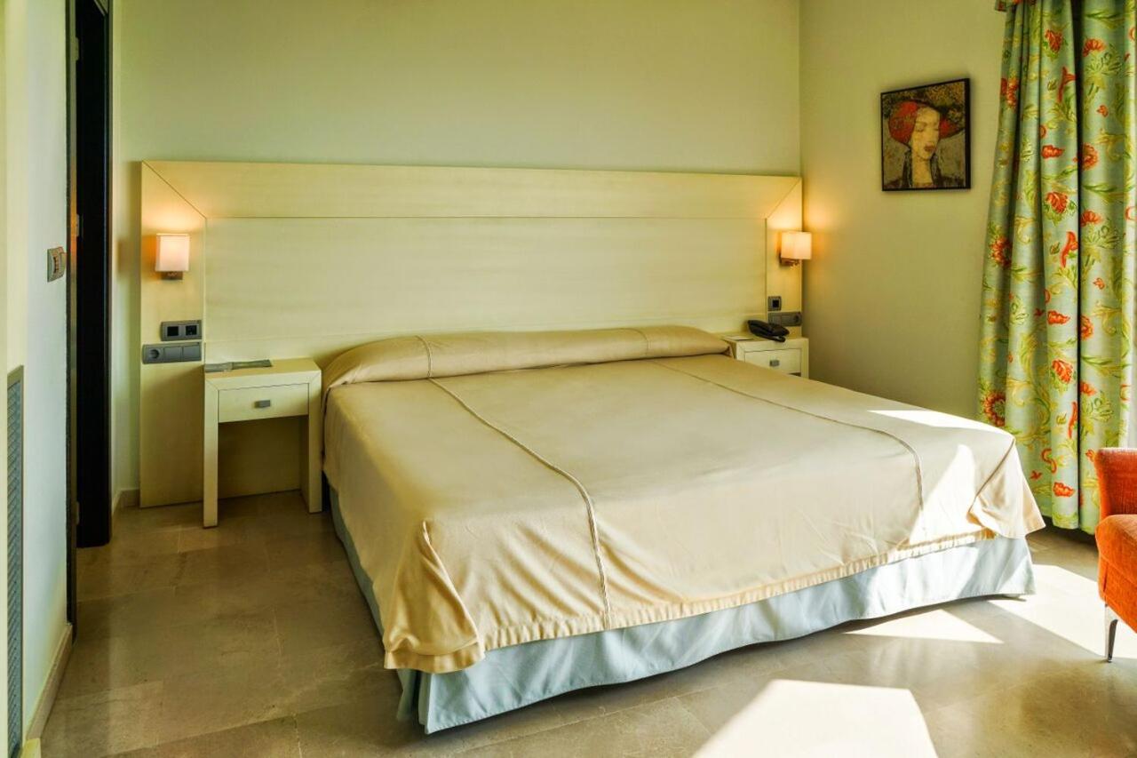 One-Bedroom Suite - Photo 4