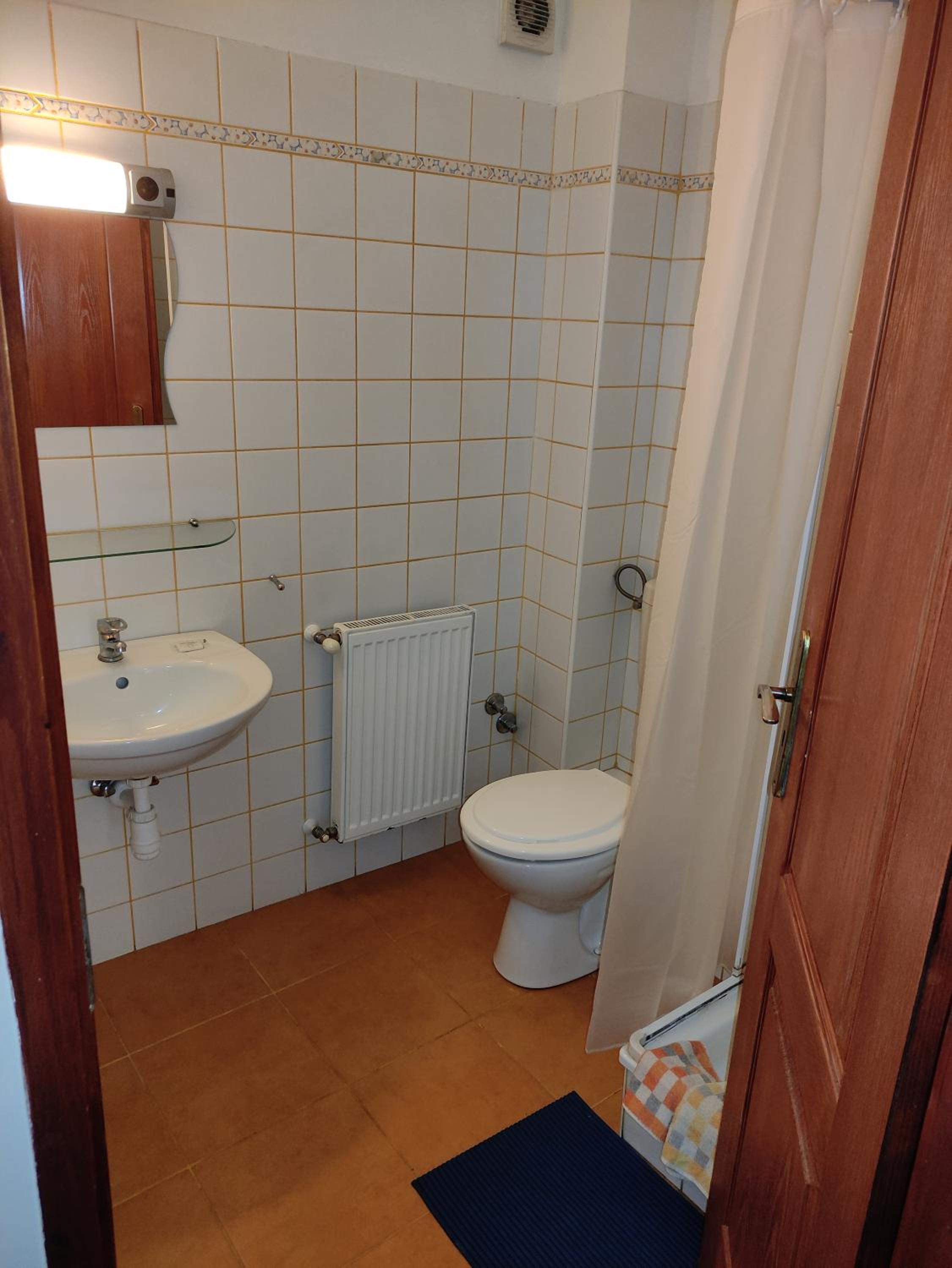 Apartment with Balcony - Photo 3