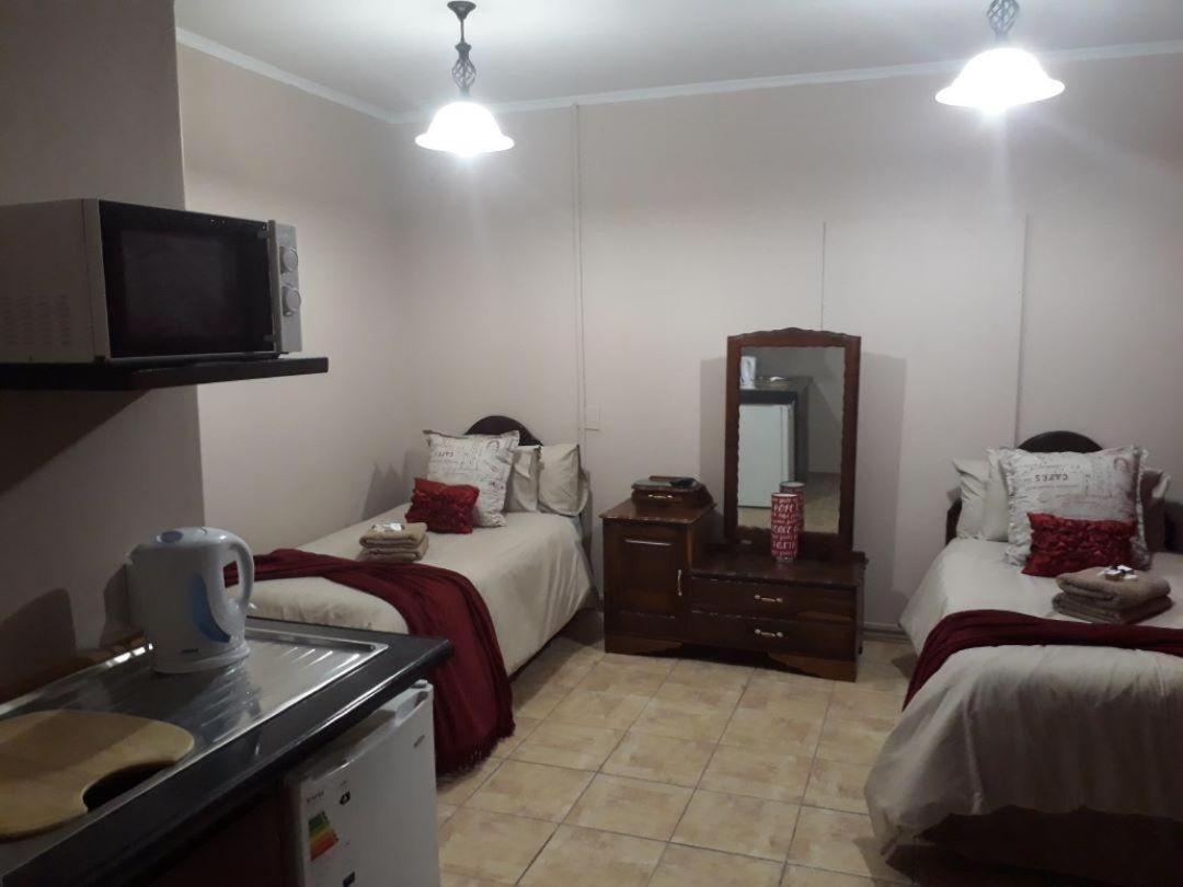 Standard Twin Room - Photo 8