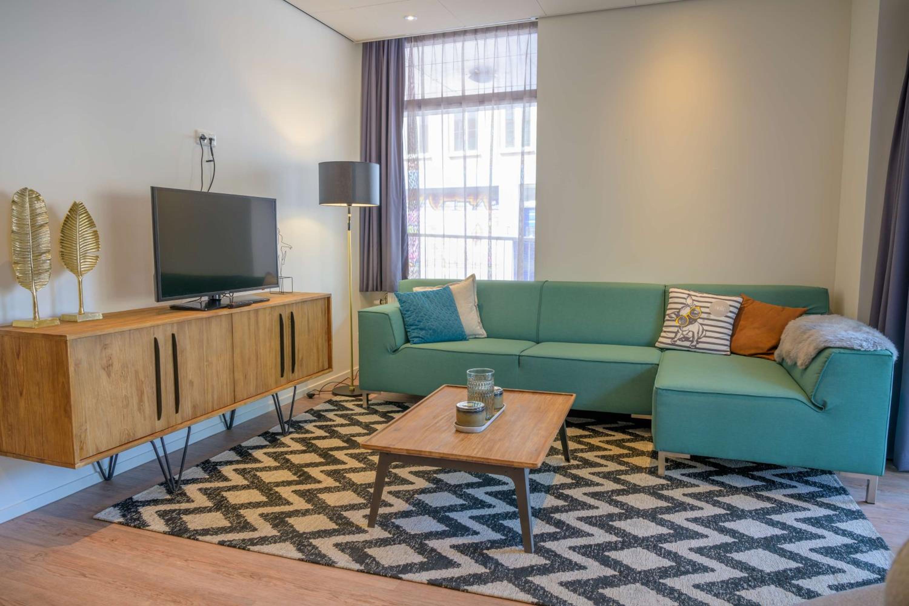 Two-Bedroom Apartment with Four Single Beds and Balcony