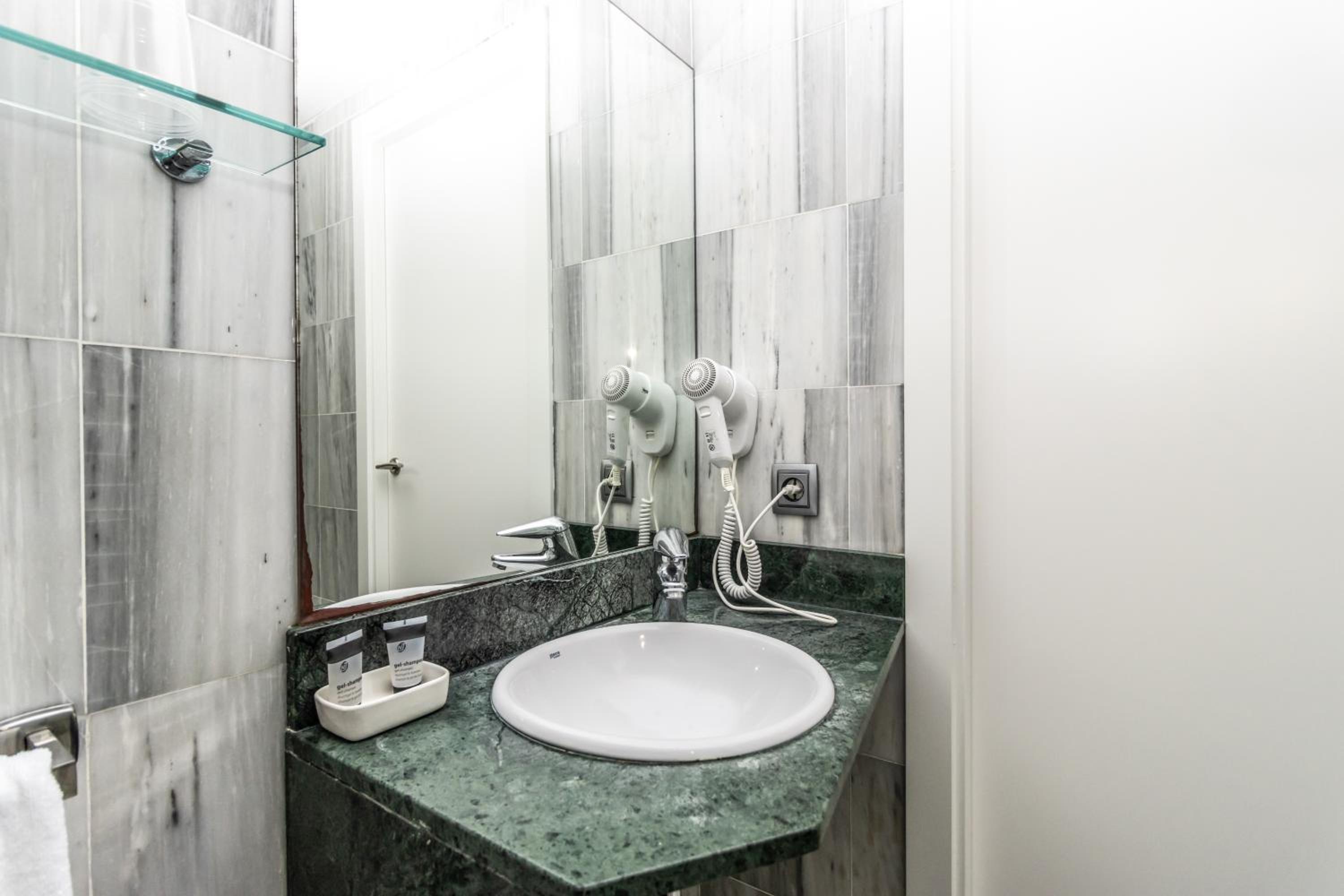 Double or Twin Room - Photo 21