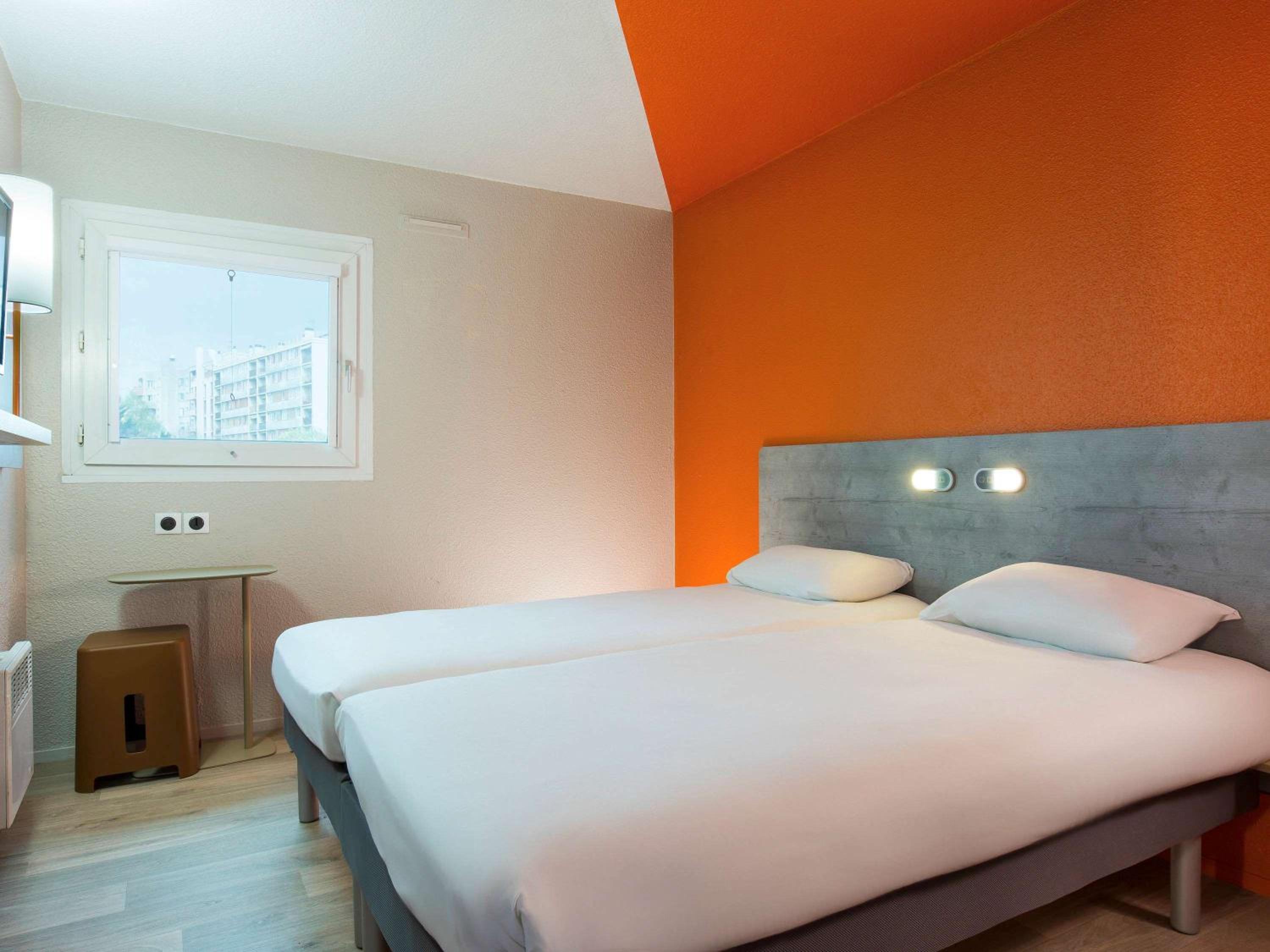 Room with 2 separate beds - Photo 4