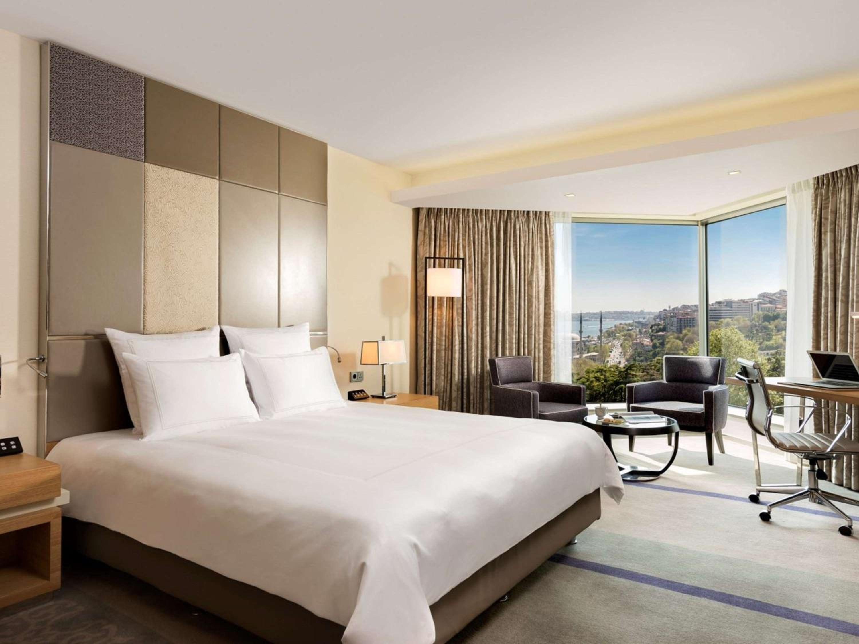 Swiss Executive King Room with Bosphorus View and Lounge Access thumbnail 6