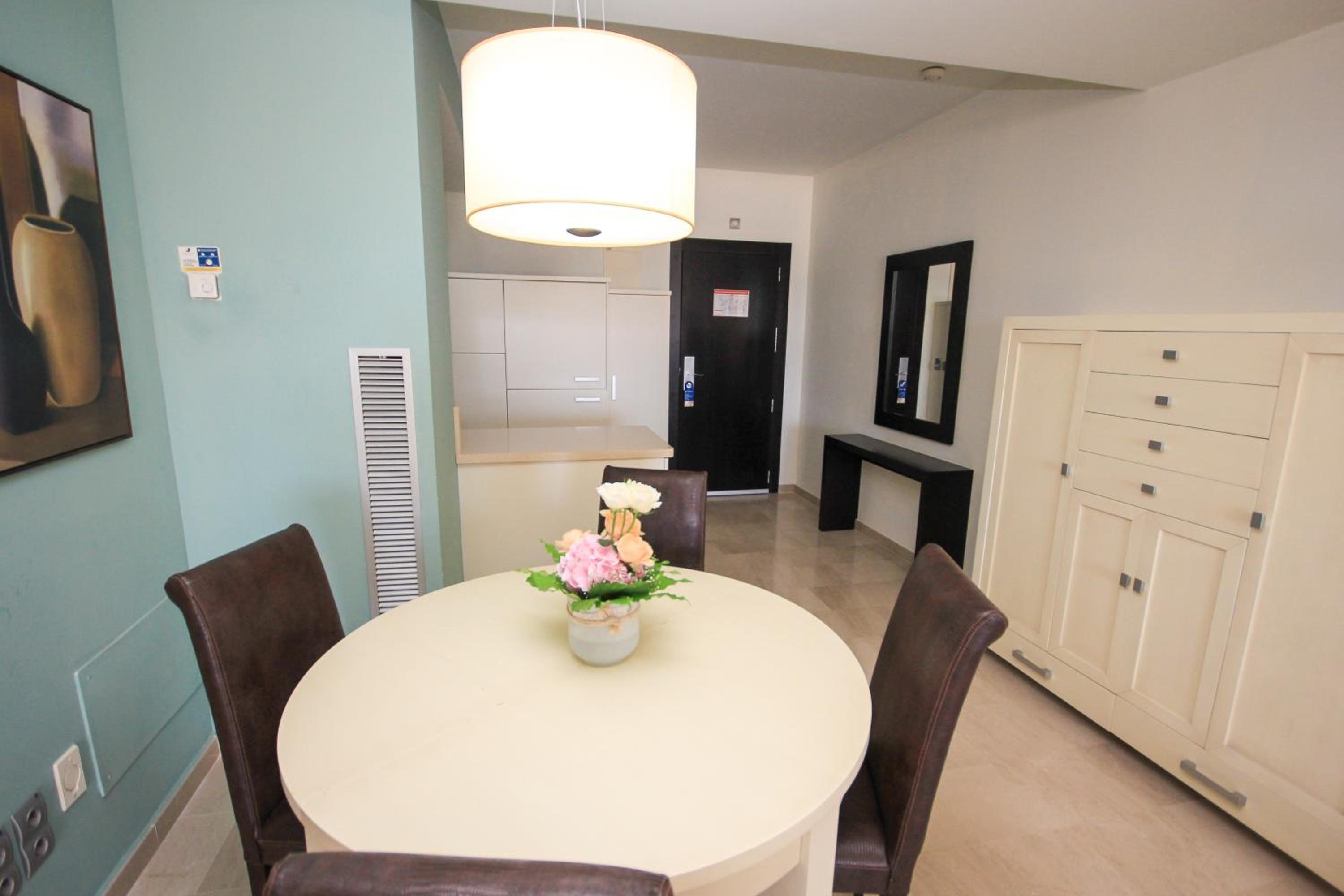 One-Bedroom Suite - Photo 3