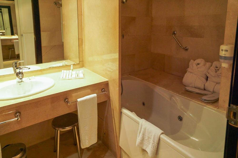 One-Bedroom Suite - Photo 2
