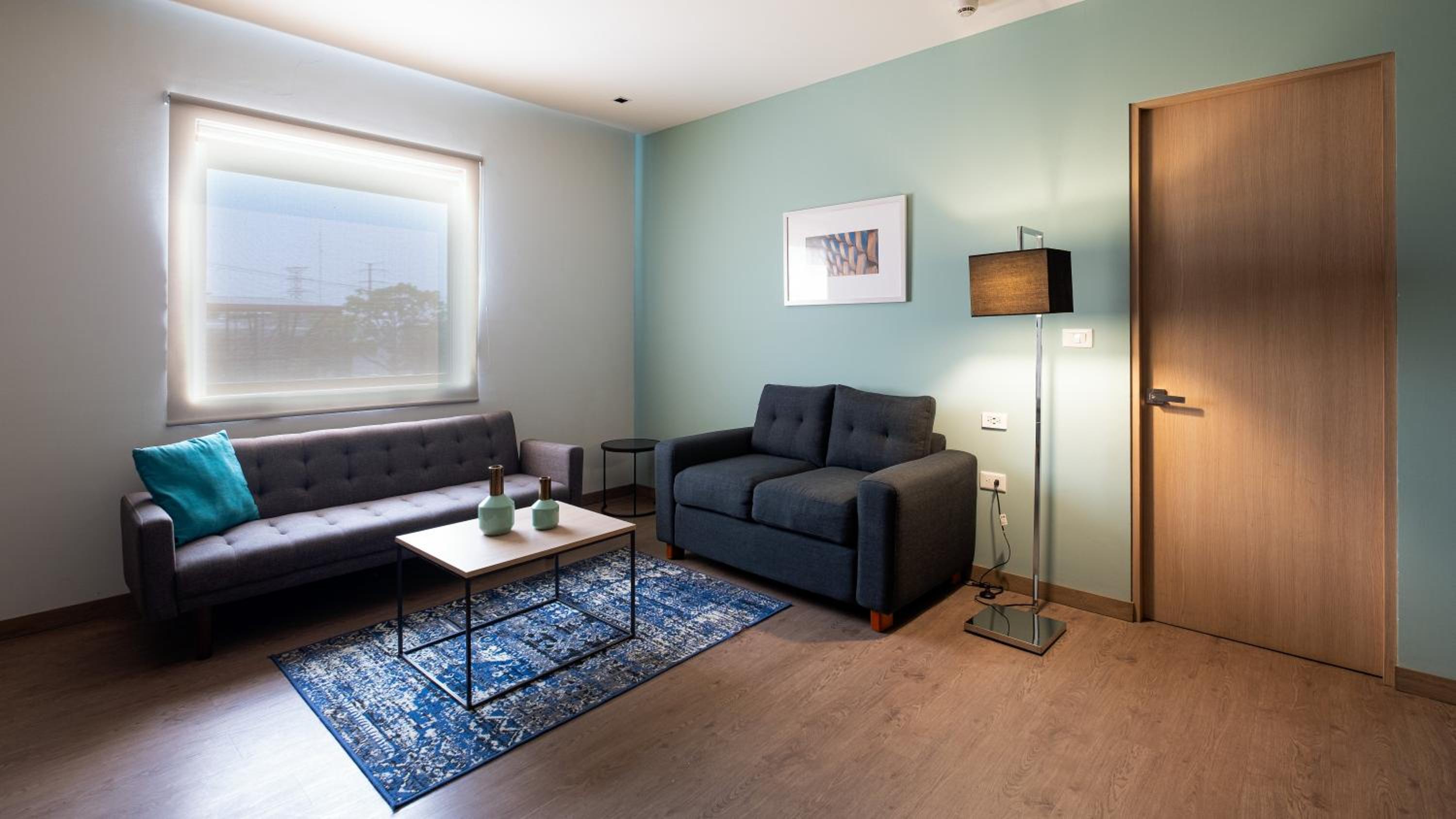 One-Bedroom Queen Suite with Balcony photo 3