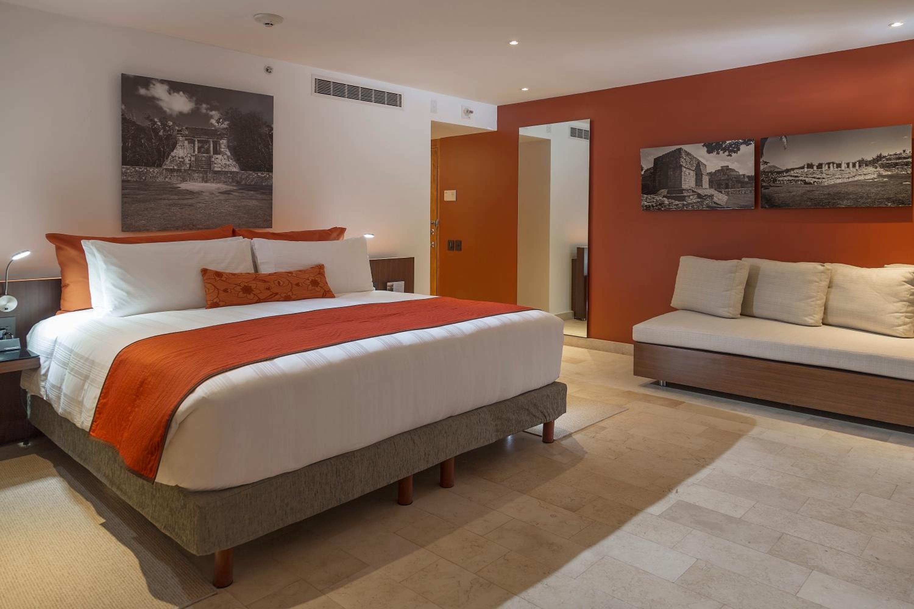 Classic Queen Room with Two Queen Beds - Photo 6