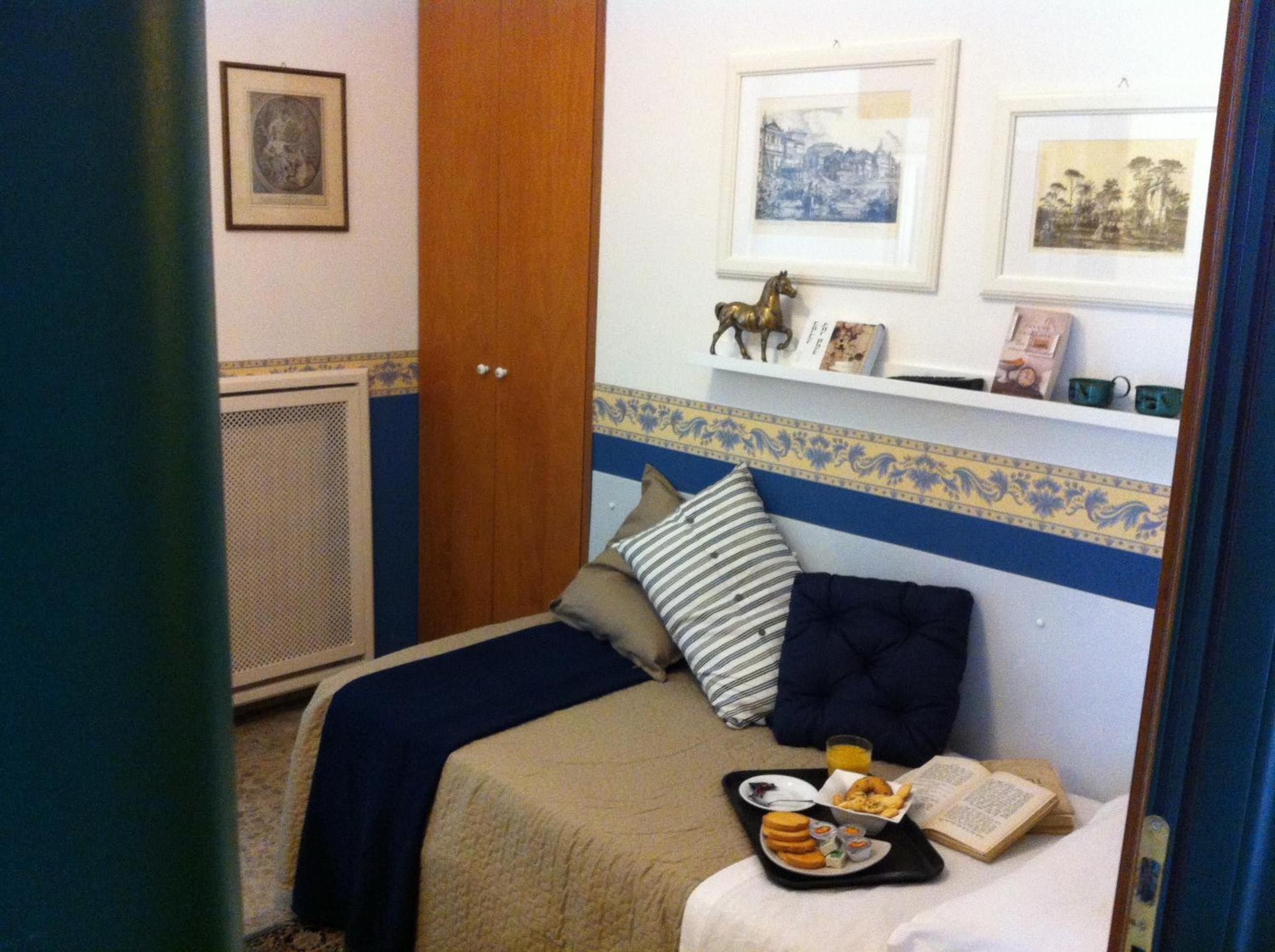 Single Room with Private Bathroom photo 2