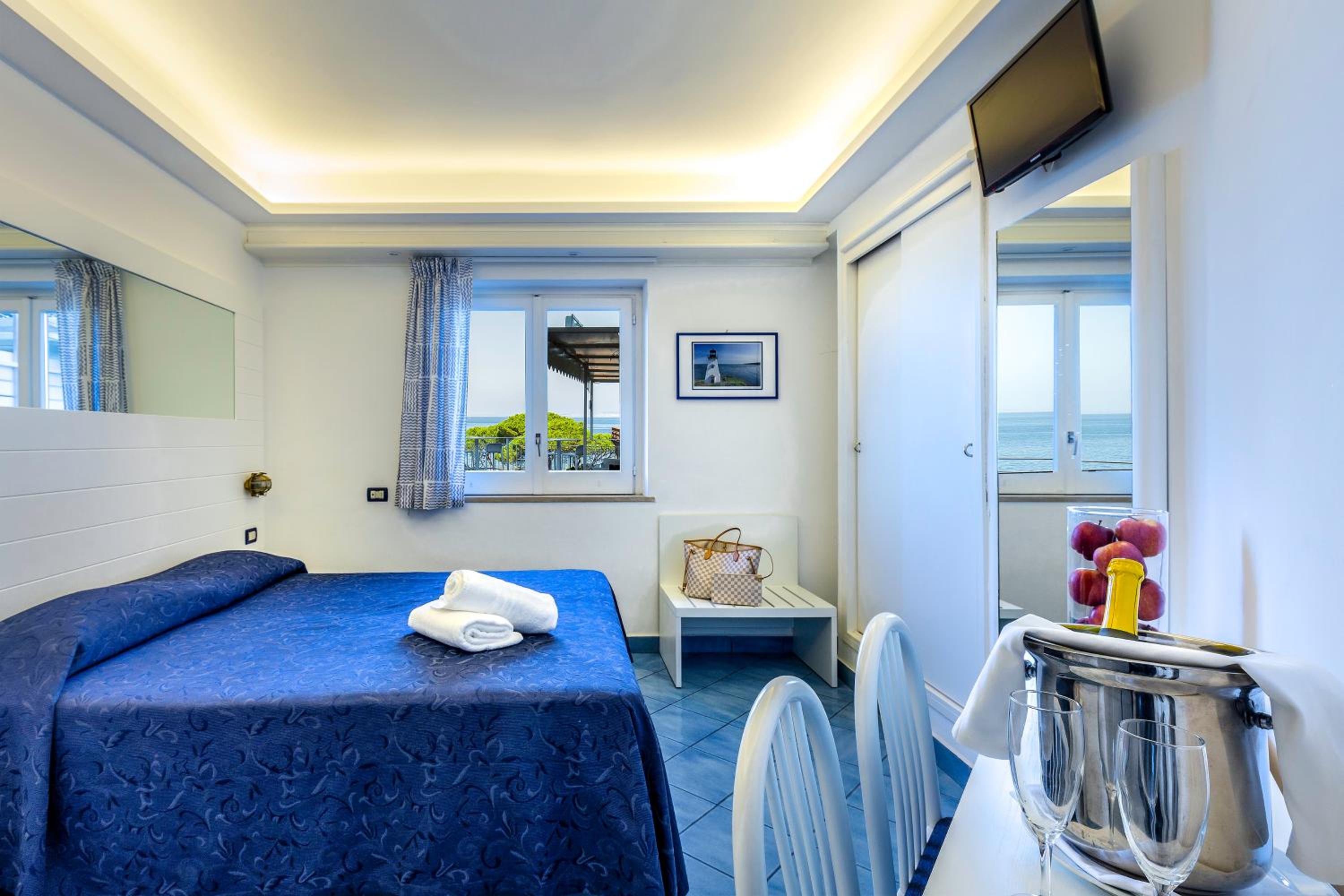 Double or Twin Room with Sea View - Photo 5