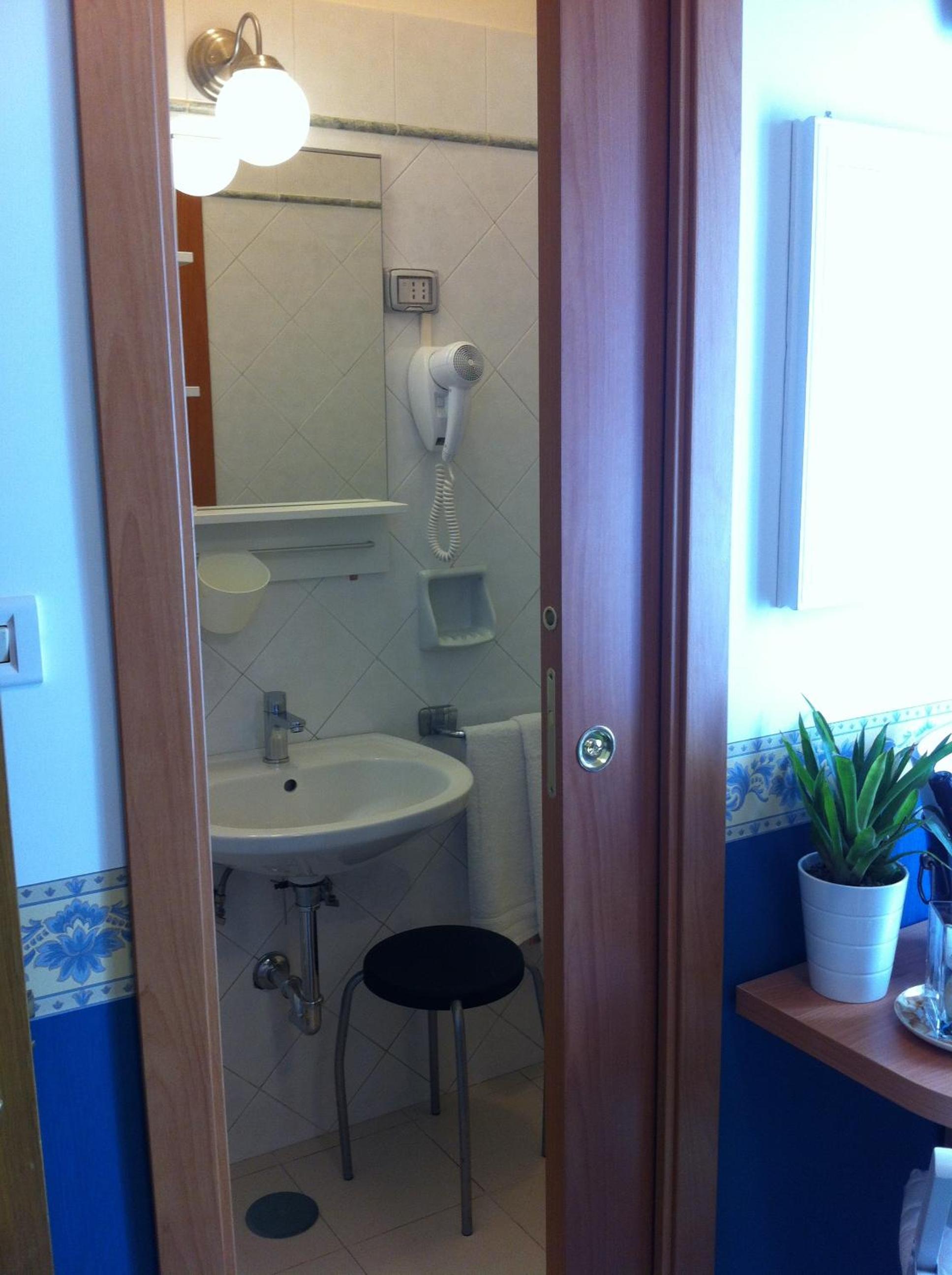 Single Room with Private Bathroom photo 2