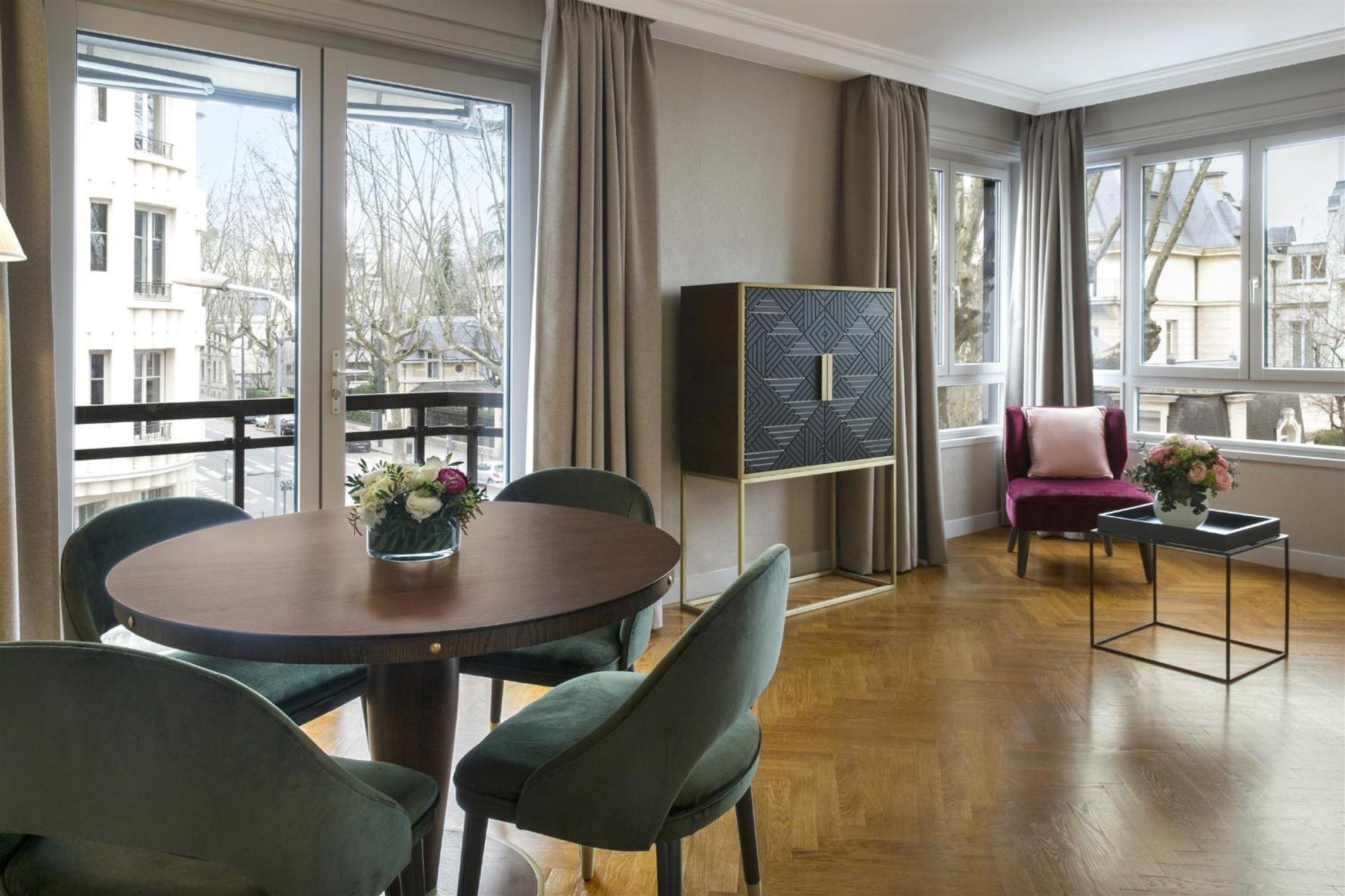 Executive Suite - Photo 2