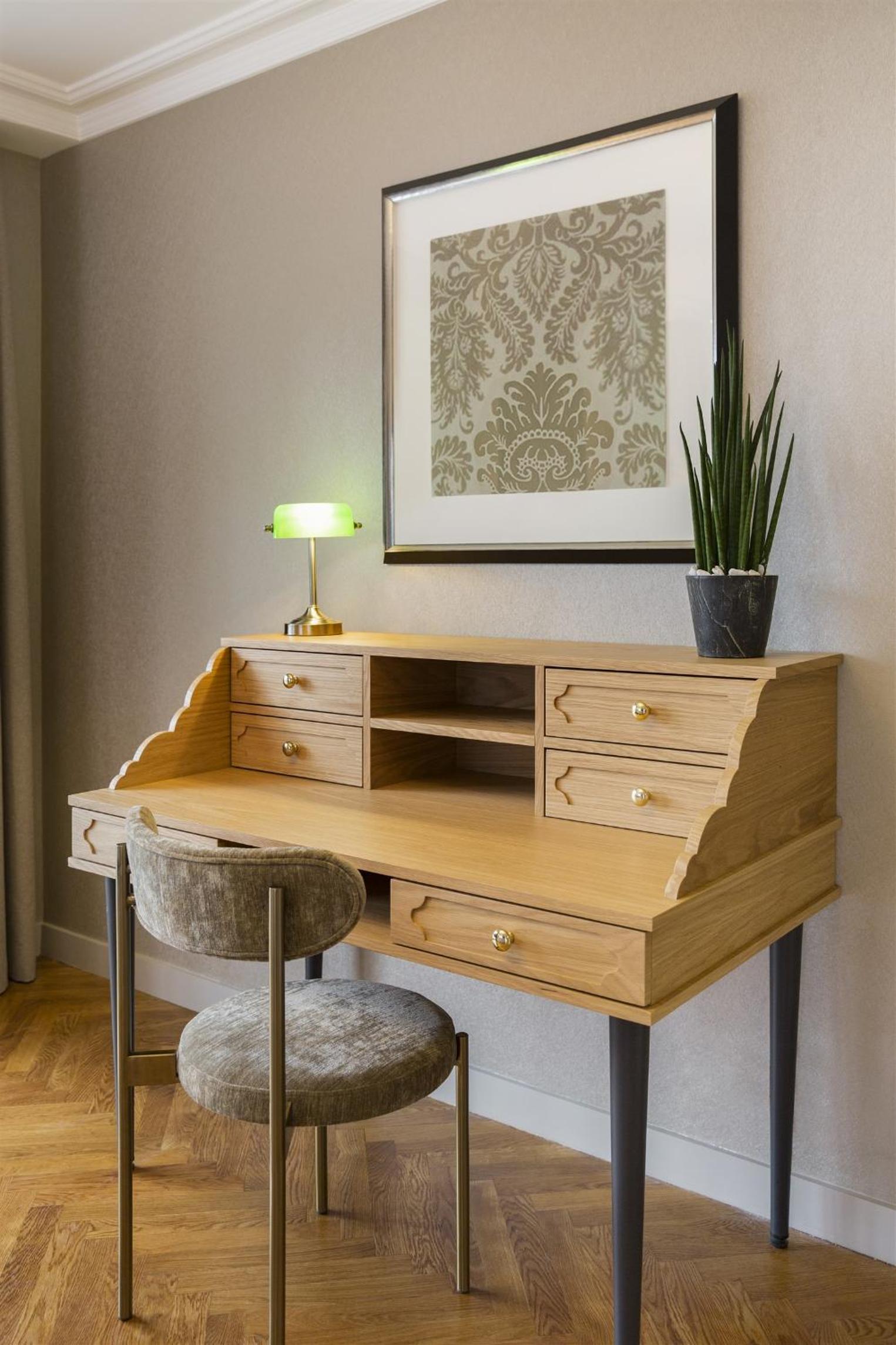Executive Suite - Photo 3