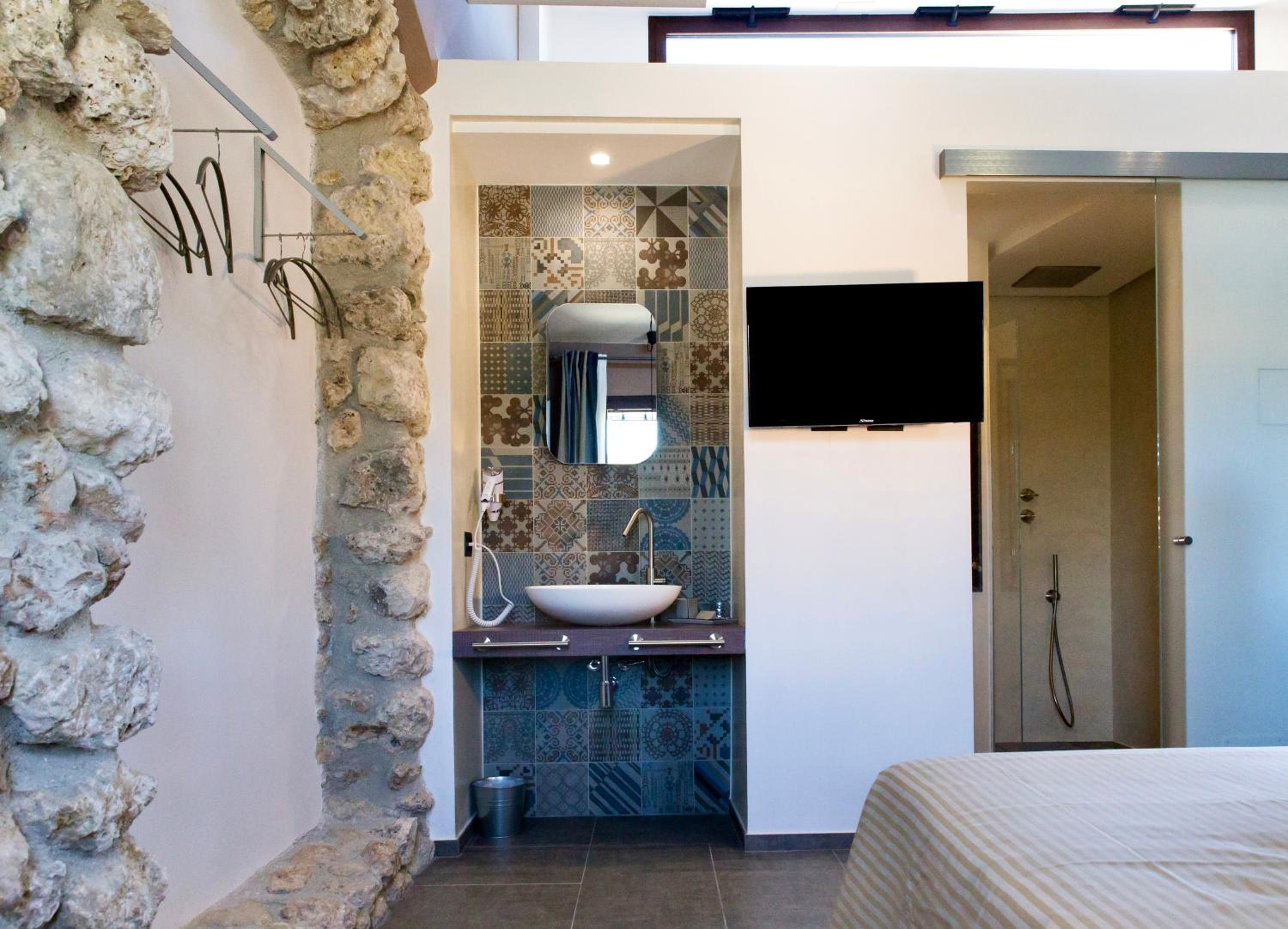 Deluxe Double Room - Photo 15