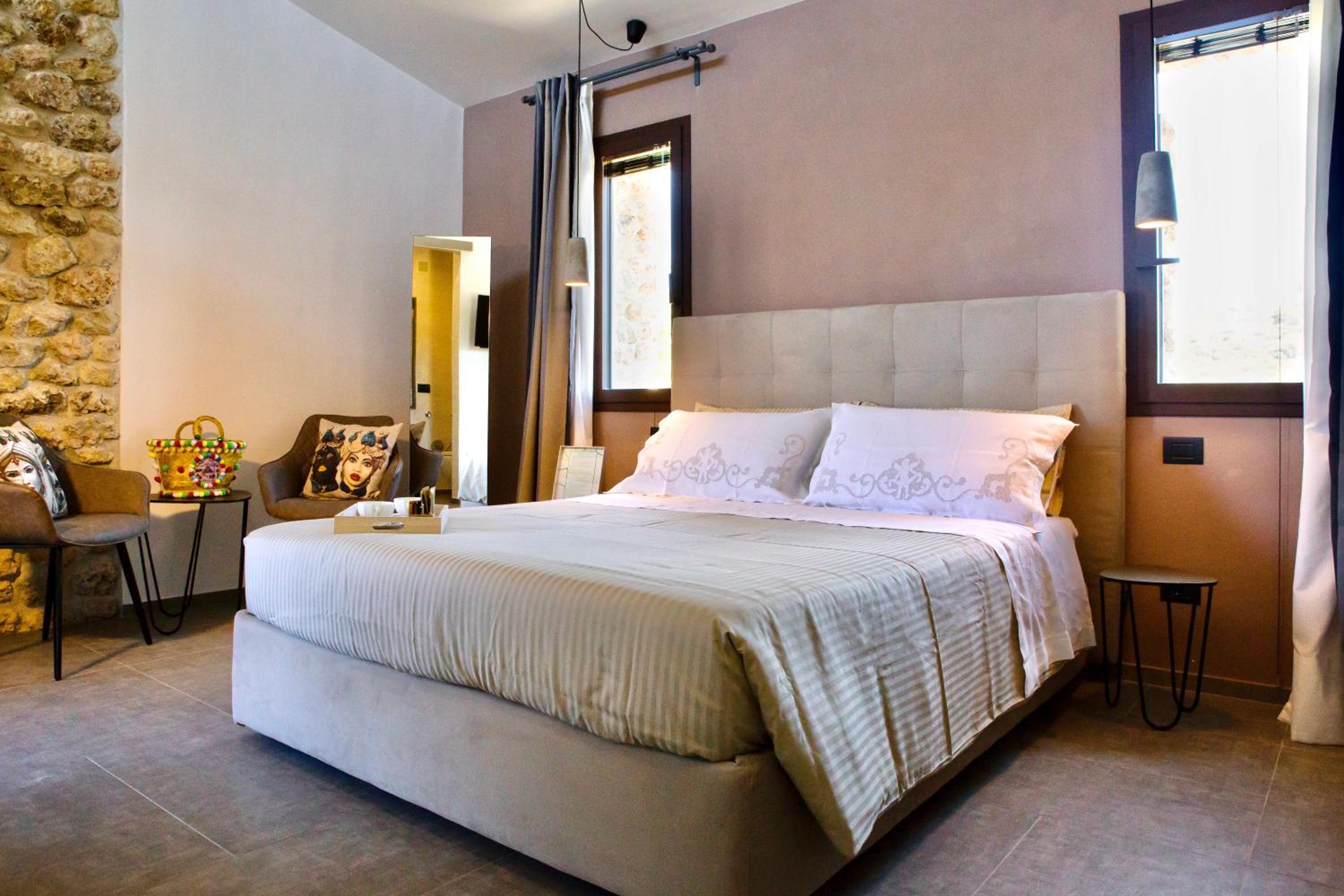 Deluxe Double Room - Photo 13