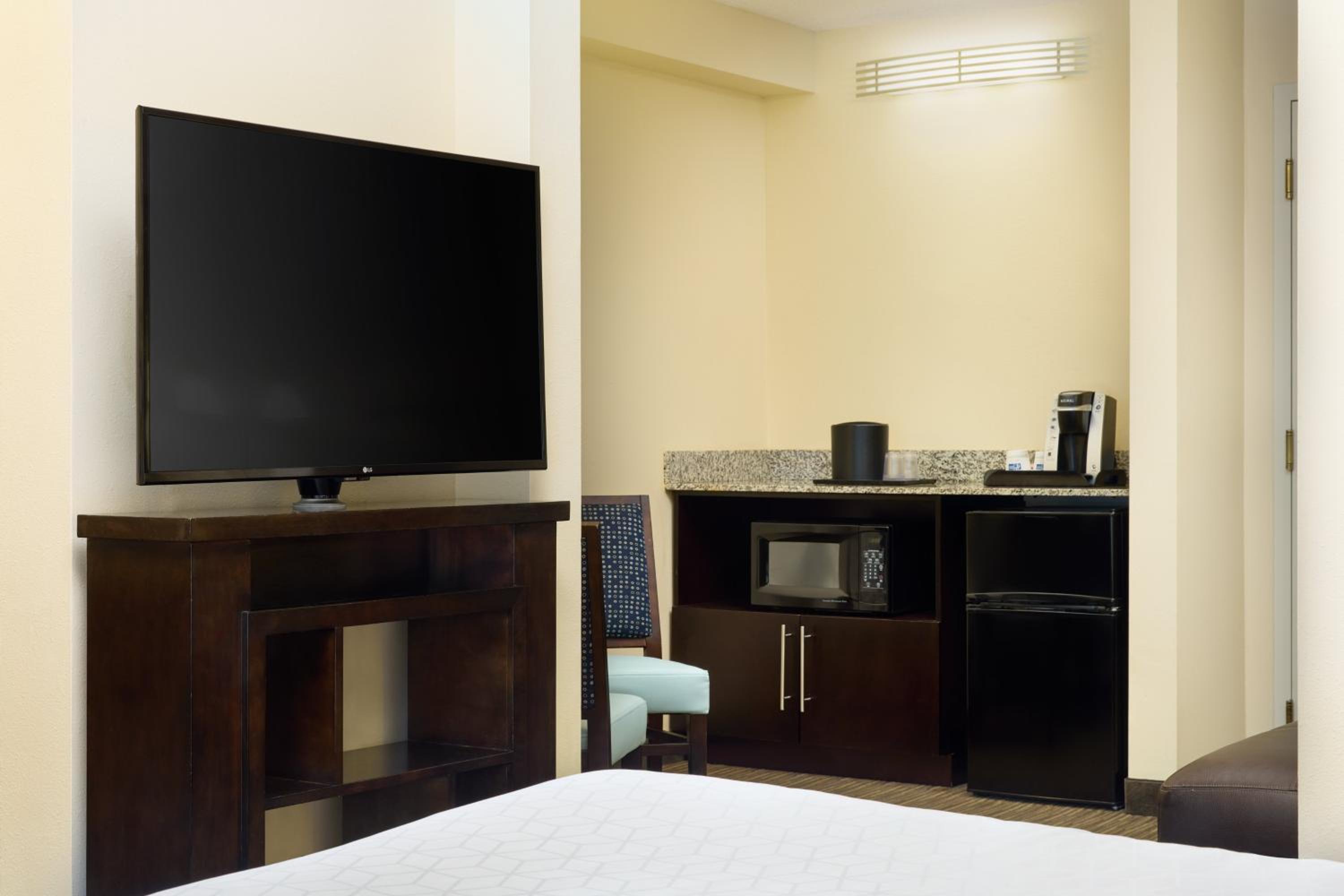 Standard King Room with Sofa Bed - Photo 5