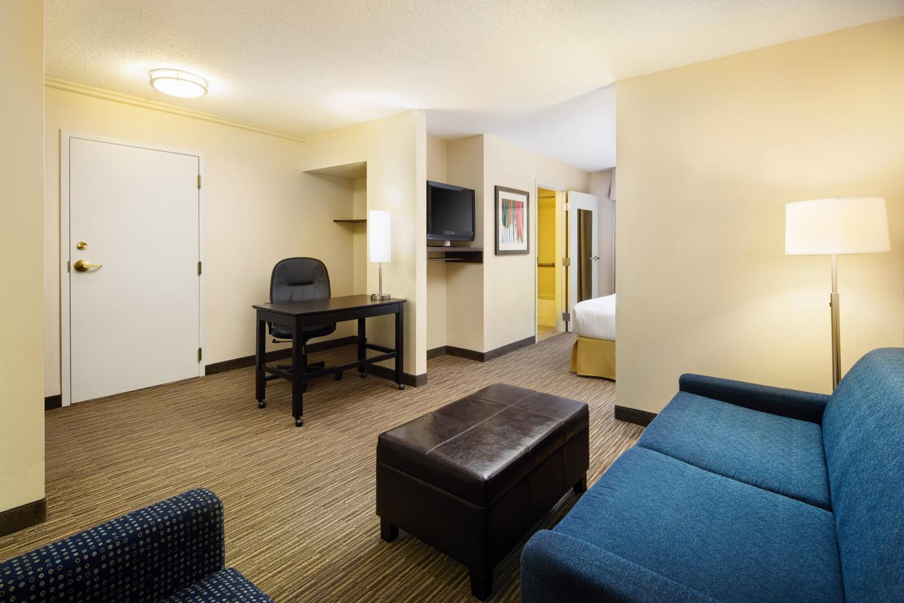 Standard King Room with Mobility Accessible Tub - Photo 4