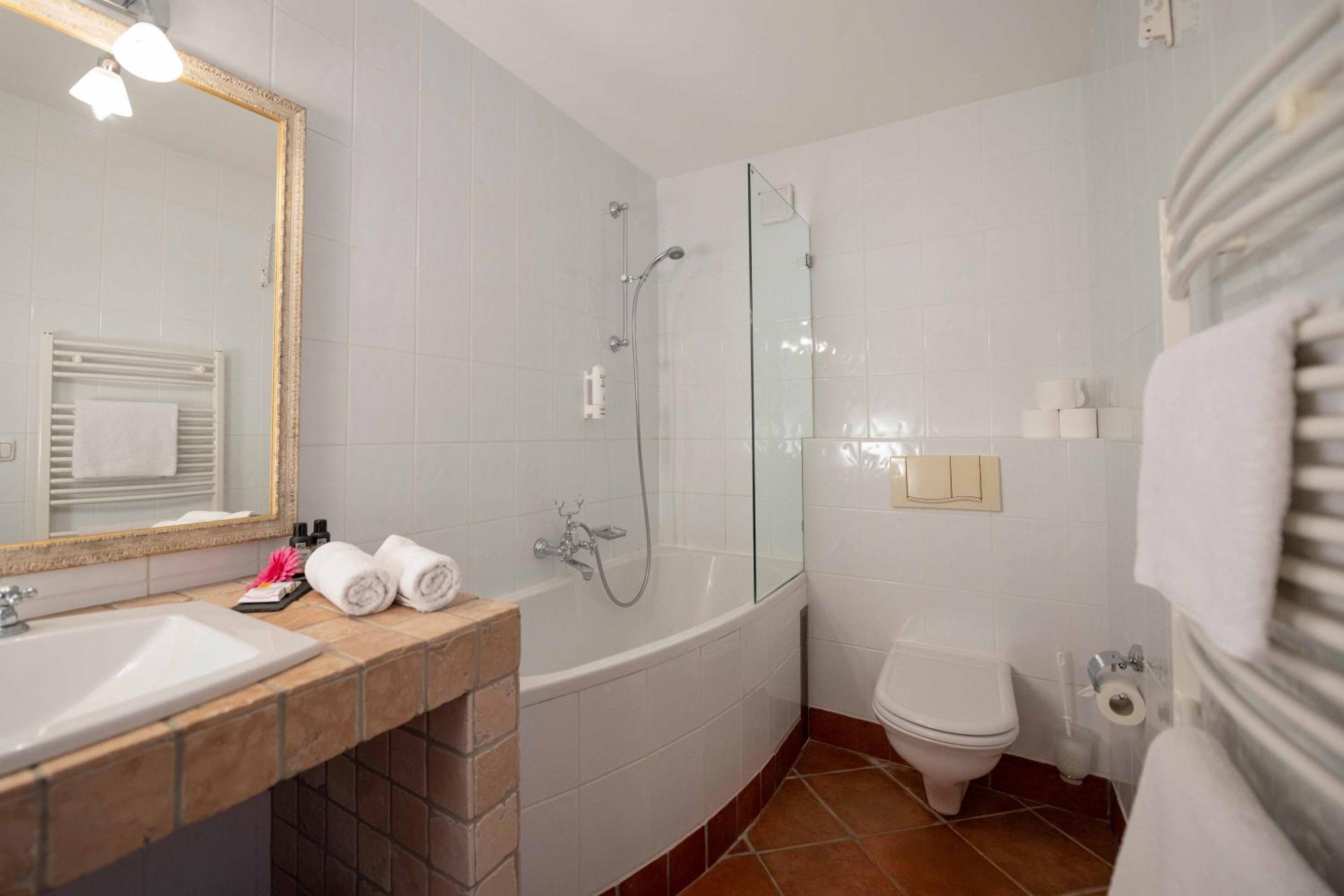 Suite with Lake View - Photo 12