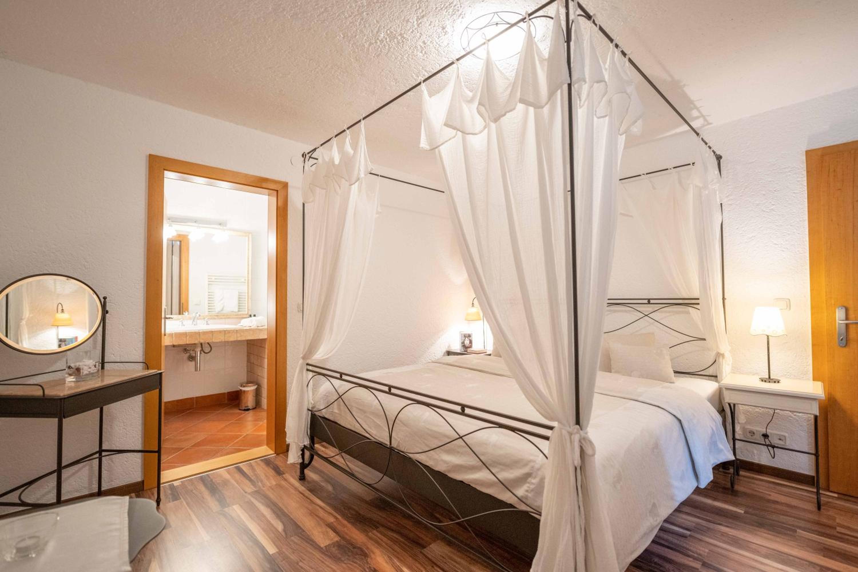 Suite with Lake View - Photo 5