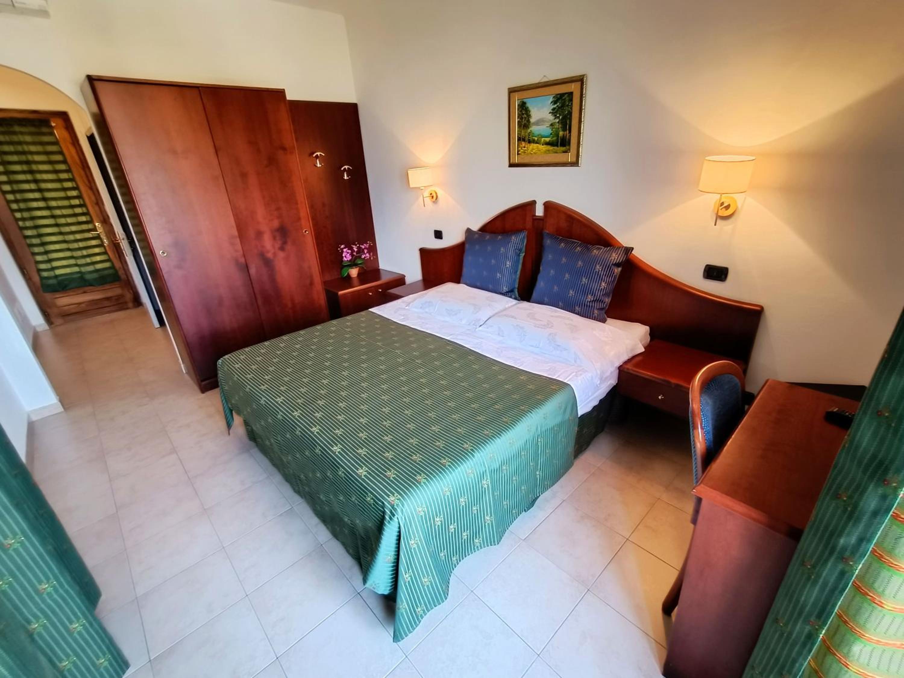 Superior Double Room with Balcony and Lake View