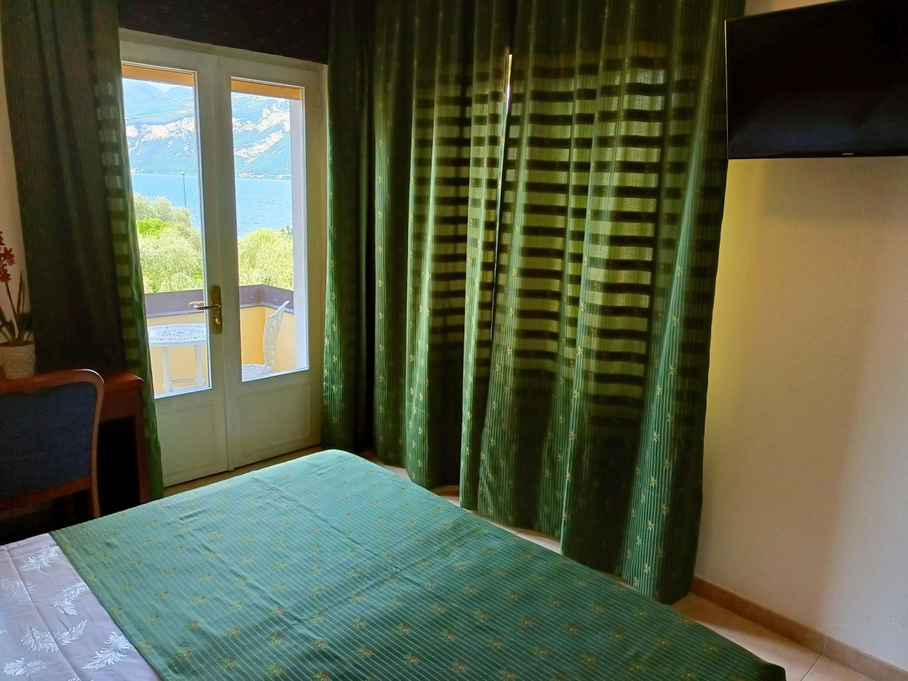 Superior Double Room with Balcony and Lake View photo 3