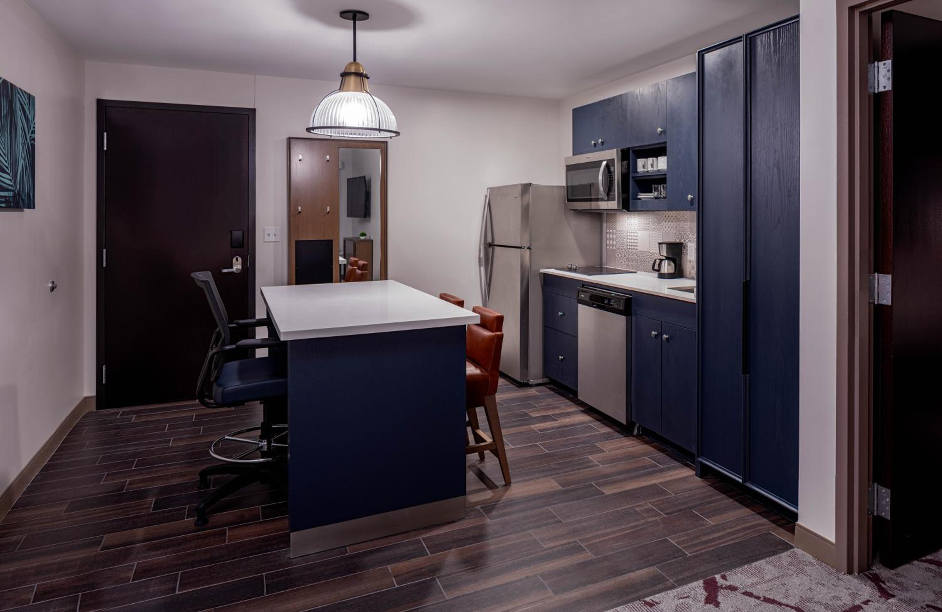 King Studio Suite with Sofa Bed, Kitchen and Roll-In Shower - Disability Access - Photo 2